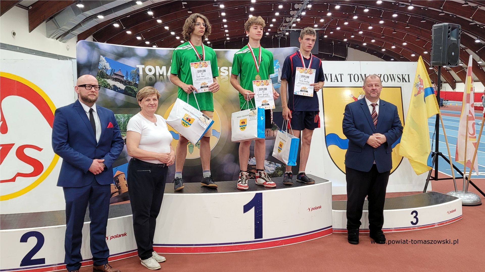 Na zdjęciu: uczestnicy III Olimpiady Powiatu Tomaszowskiego Dzieci i&nbsp;Młodzieży Szkolnej w&nbsp;Lekkiej Atletyce, kt&oacute;ra odbyła się we wtorek, 6 czerwca 2023 roku w&nbsp;Centralnym Ośrodku Sportu &ndash; Ośrodku Przygotowań Olimpijskich w&nbsp;Spale,