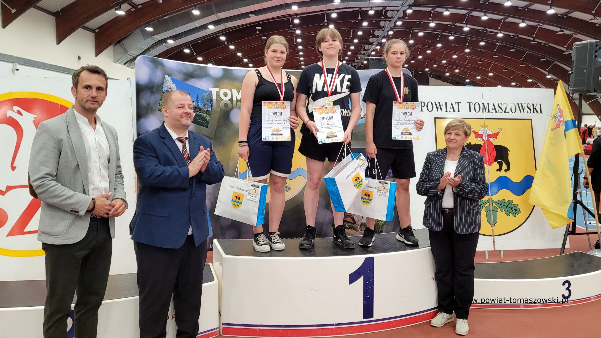 Na zdjęciu: uczestnicy III Olimpiady Powiatu Tomaszowskiego Dzieci i&nbsp;Młodzieży Szkolnej w&nbsp;Lekkiej Atletyce, kt&oacute;ra odbyła się we wtorek, 6 czerwca 2023 roku w&nbsp;Centralnym Ośrodku Sportu &ndash; Ośrodku Przygotowań Olimpijskich w&nbsp;Spale,