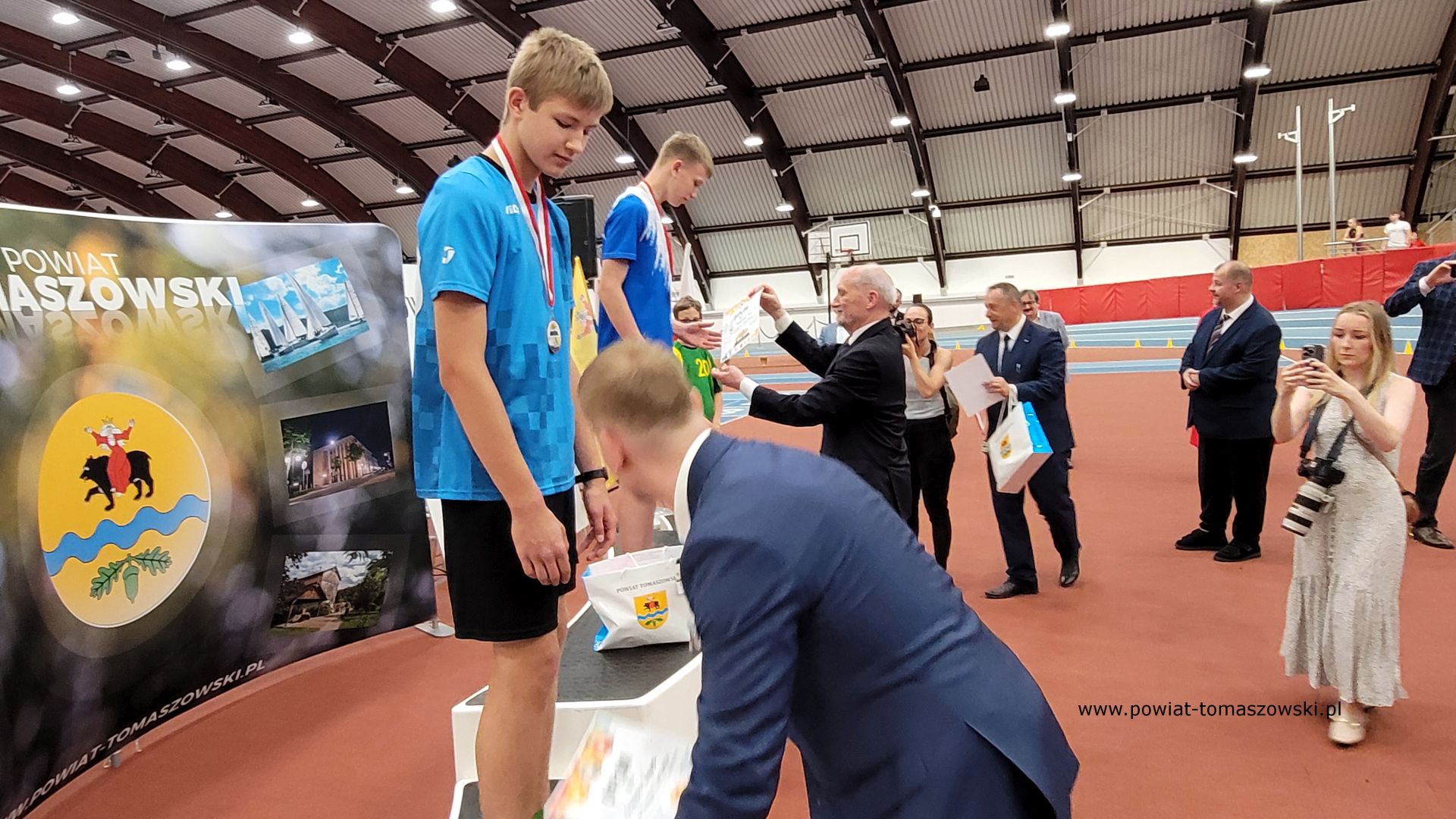 Na zdjęciu: uczestnicy III Olimpiady Powiatu Tomaszowskiego Dzieci i&nbsp;Młodzieży Szkolnej w&nbsp;Lekkiej Atletyce, kt&oacute;ra odbyła się we wtorek, 6 czerwca 2023 roku w&nbsp;Centralnym Ośrodku Sportu &ndash; Ośrodku Przygotowań Olimpijskich w&nbsp;Spale,