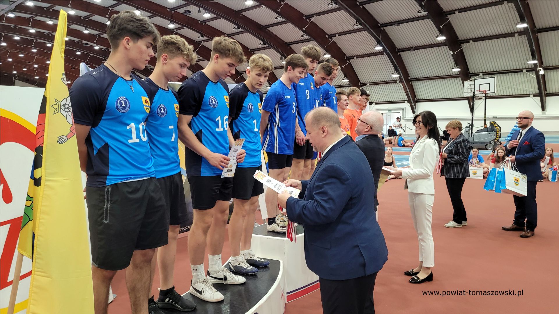 Na zdjęciu: uczestnicy III Olimpiady Powiatu Tomaszowskiego Dzieci i&nbsp;Młodzieży Szkolnej w&nbsp;Lekkiej Atletyce, kt&oacute;ra odbyła się we wtorek, 6 czerwca 2023 roku w&nbsp;Centralnym Ośrodku Sportu &ndash; Ośrodku Przygotowań Olimpijskich w&nbsp;Spale,