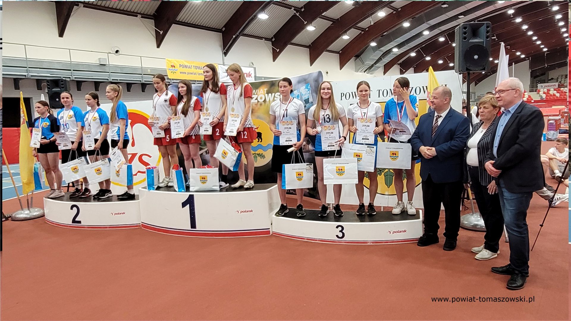 Na zdjęciu: uczestnicy III Olimpiady Powiatu Tomaszowskiego Dzieci i&nbsp;Młodzieży Szkolnej w&nbsp;Lekkiej Atletyce, kt&oacute;ra odbyła się we wtorek, 6 czerwca 2023 roku w&nbsp;Centralnym Ośrodku Sportu &ndash; Ośrodku Przygotowań Olimpijskich w&nbsp;Spale,