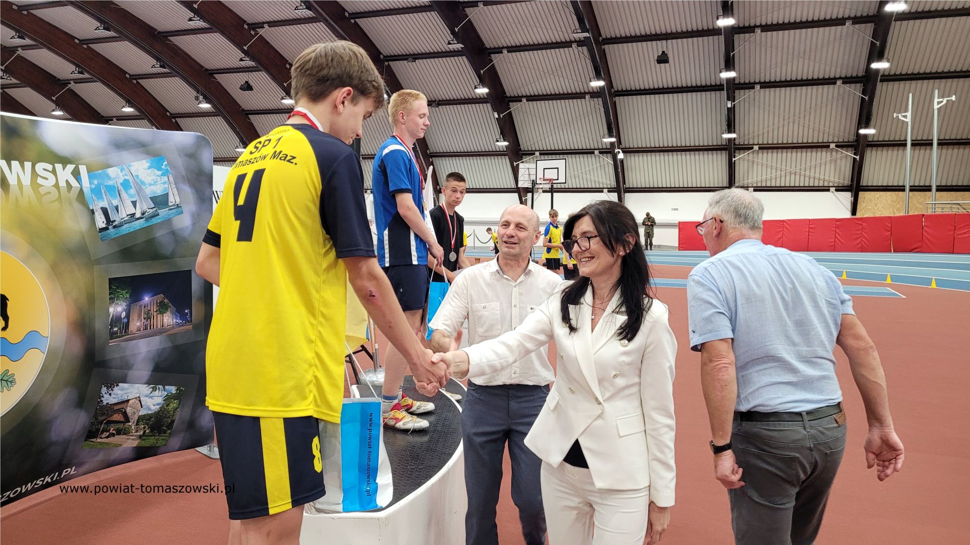 Na zdjęciu: uczestnicy III Olimpiady Powiatu Tomaszowskiego Dzieci i&nbsp;Młodzieży Szkolnej w&nbsp;Lekkiej Atletyce, kt&oacute;ra odbyła się we wtorek, 6 czerwca 2023 roku w&nbsp;Centralnym Ośrodku Sportu &ndash; Ośrodku Przygotowań Olimpijskich w&nbsp;Spale,