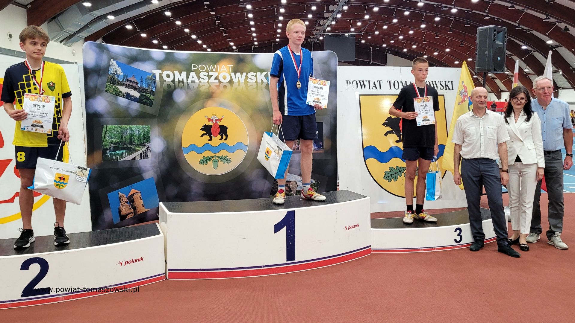 Na zdjęciu: uczestnicy III Olimpiady Powiatu Tomaszowskiego Dzieci i&nbsp;Młodzieży Szkolnej w&nbsp;Lekkiej Atletyce, kt&oacute;ra odbyła się we wtorek, 6 czerwca 2023 roku w&nbsp;Centralnym Ośrodku Sportu &ndash; Ośrodku Przygotowań Olimpijskich w&nbsp;Spale,