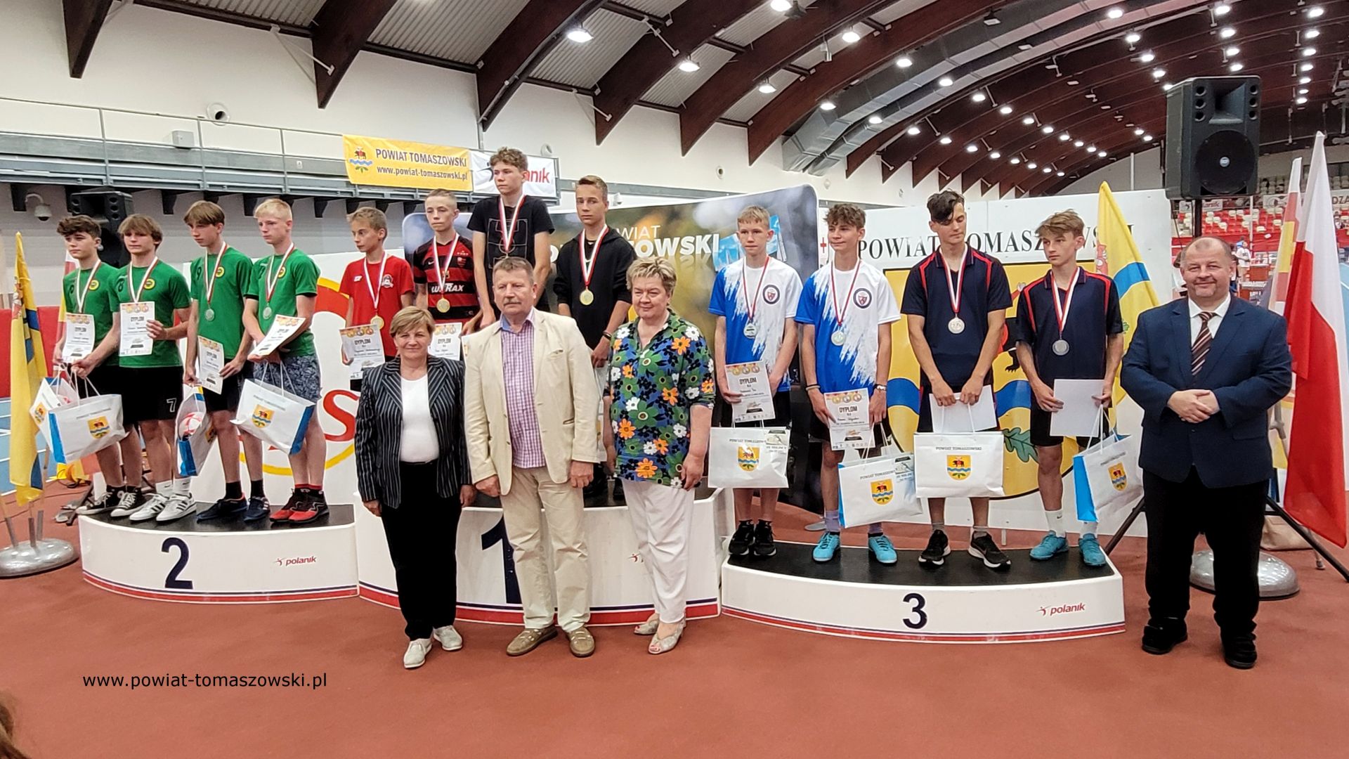 Na zdjęciu: uczestnicy III Olimpiady Powiatu Tomaszowskiego Dzieci i&nbsp;Młodzieży Szkolnej w&nbsp;Lekkiej Atletyce, kt&oacute;ra odbyła się we wtorek, 6 czerwca 2023 roku w&nbsp;Centralnym Ośrodku Sportu &ndash; Ośrodku Przygotowań Olimpijskich w&nbsp;Spale,