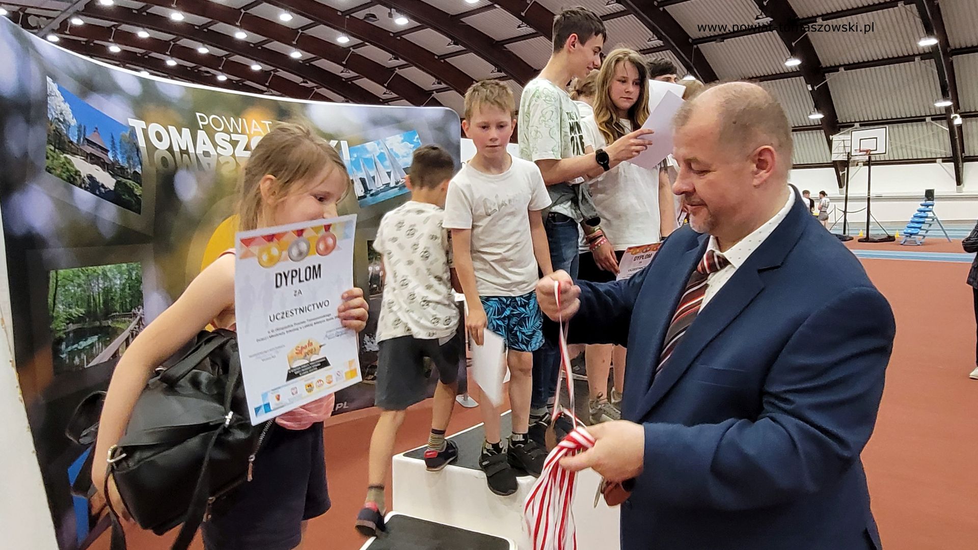 Na zdjęciu: uczestnicy III Olimpiady Powiatu Tomaszowskiego Dzieci i&nbsp;Młodzieży Szkolnej w&nbsp;Lekkiej Atletyce, kt&oacute;ra odbyła się we wtorek, 6 czerwca 2023 roku w&nbsp;Centralnym Ośrodku Sportu &ndash; Ośrodku Przygotowań Olimpijskich w&nbsp;Spale,