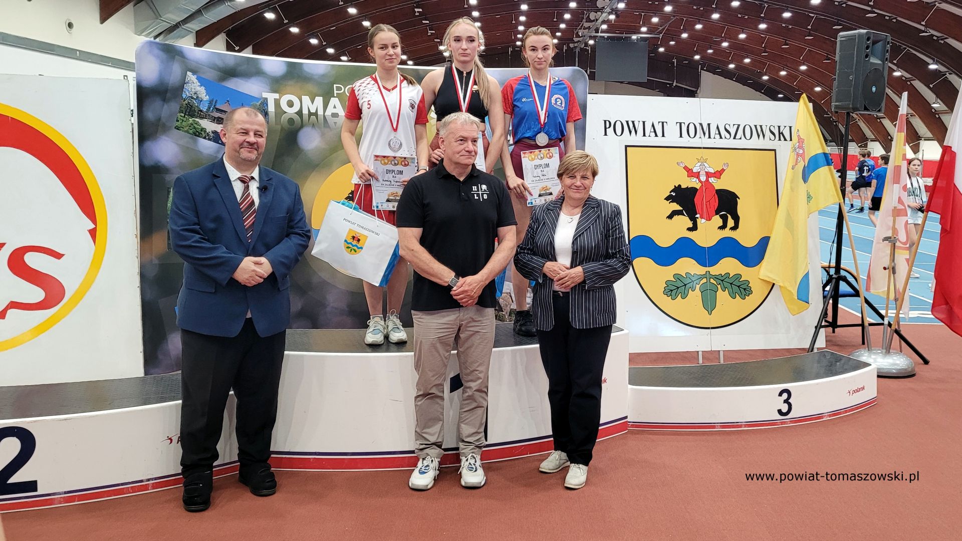 Na zdjęciu: uczestnicy III Olimpiady Powiatu Tomaszowskiego Dzieci i&nbsp;Młodzieży Szkolnej w&nbsp;Lekkiej Atletyce, kt&oacute;ra odbyła się we wtorek, 6 czerwca 2023 roku w&nbsp;Centralnym Ośrodku Sportu &ndash; Ośrodku Przygotowań Olimpijskich w&nbsp;Spale,
