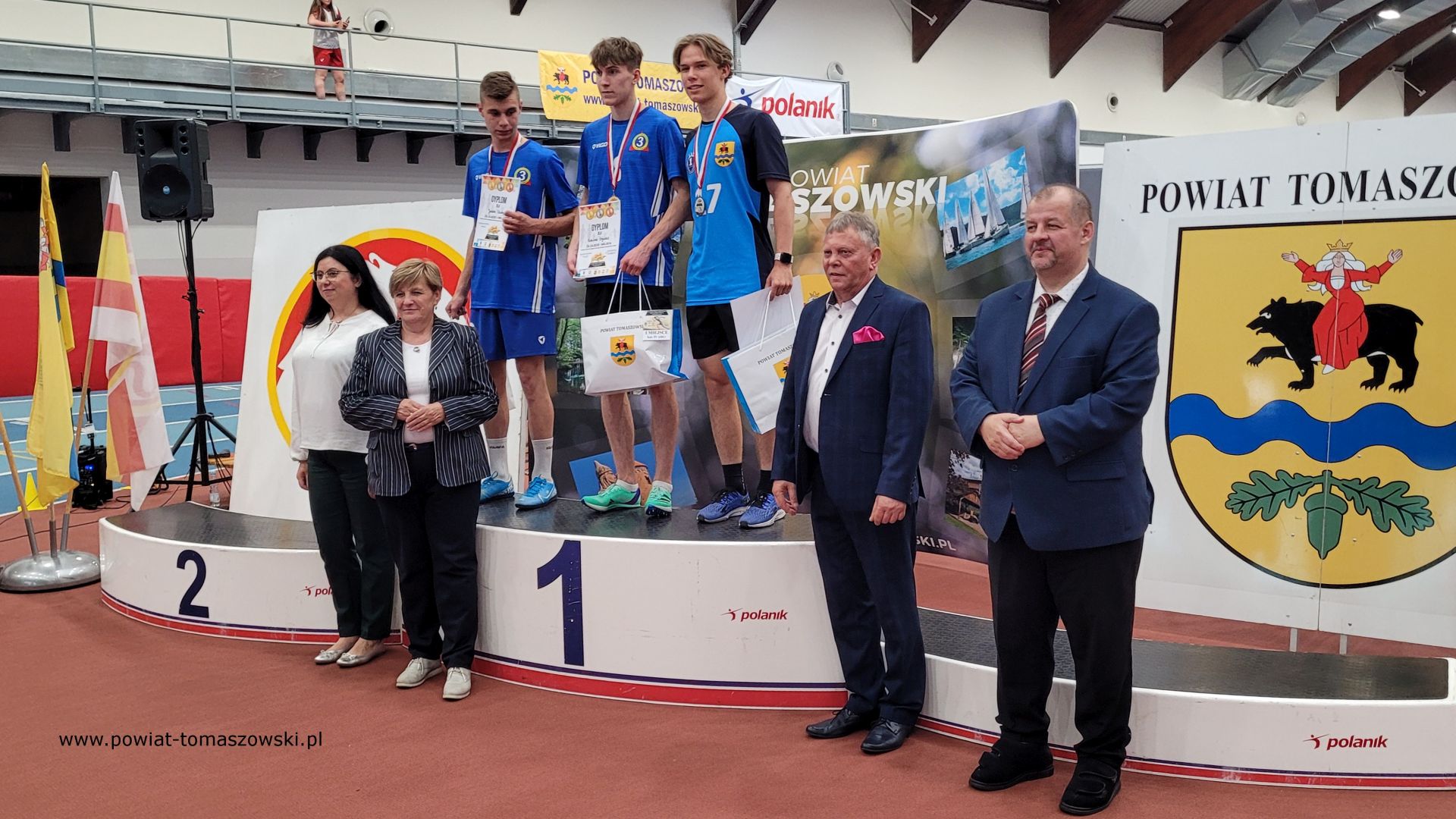 Na zdjęciu: uczestnicy III Olimpiady Powiatu Tomaszowskiego Dzieci i&nbsp;Młodzieży Szkolnej w&nbsp;Lekkiej Atletyce, kt&oacute;ra odbyła się we wtorek, 6 czerwca 2023 roku w&nbsp;Centralnym Ośrodku Sportu &ndash; Ośrodku Przygotowań Olimpijskich w&nbsp;Spale,