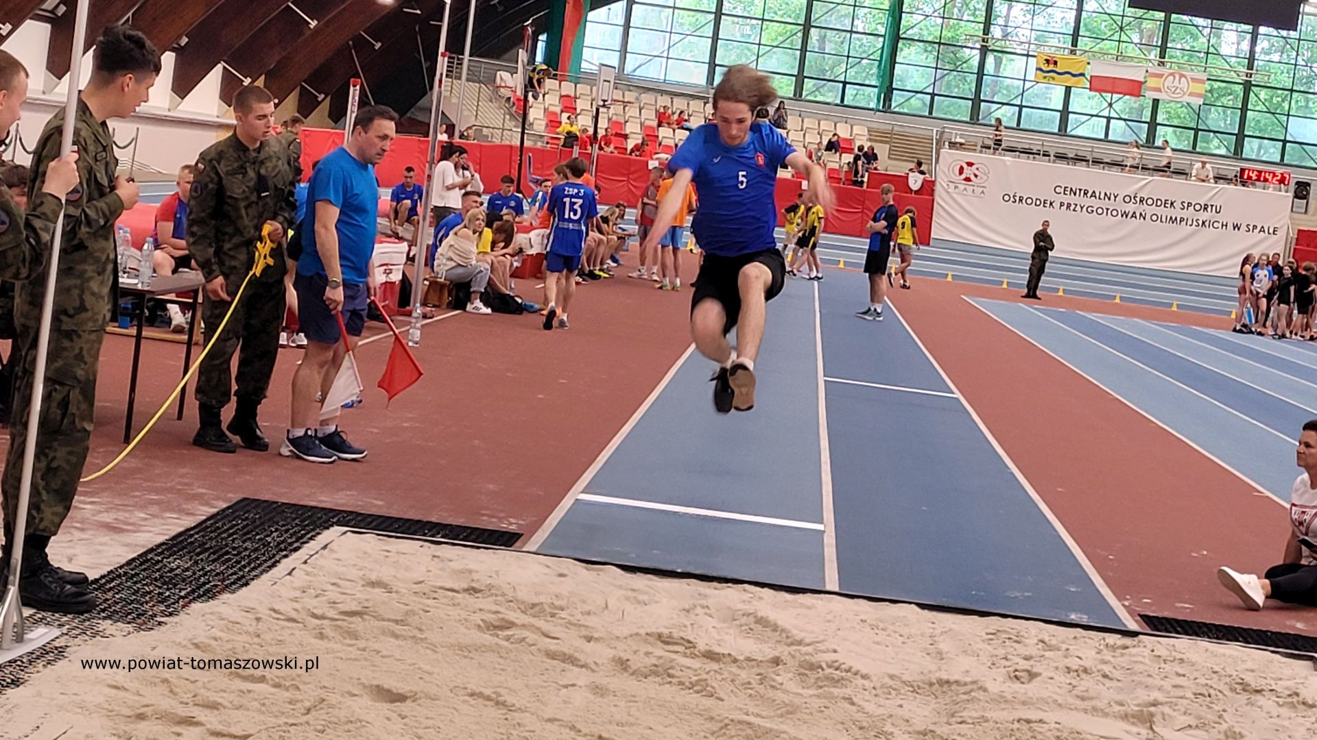 Na zdjęciu: uczestnicy III Olimpiady Powiatu Tomaszowskiego Dzieci i&nbsp;Młodzieży Szkolnej w&nbsp;Lekkiej Atletyce, kt&oacute;ra odbyła się we wtorek, 6 czerwca 2023 roku w&nbsp;Centralnym Ośrodku Sportu &ndash; Ośrodku Przygotowań Olimpijskich w&nbsp;Spale,