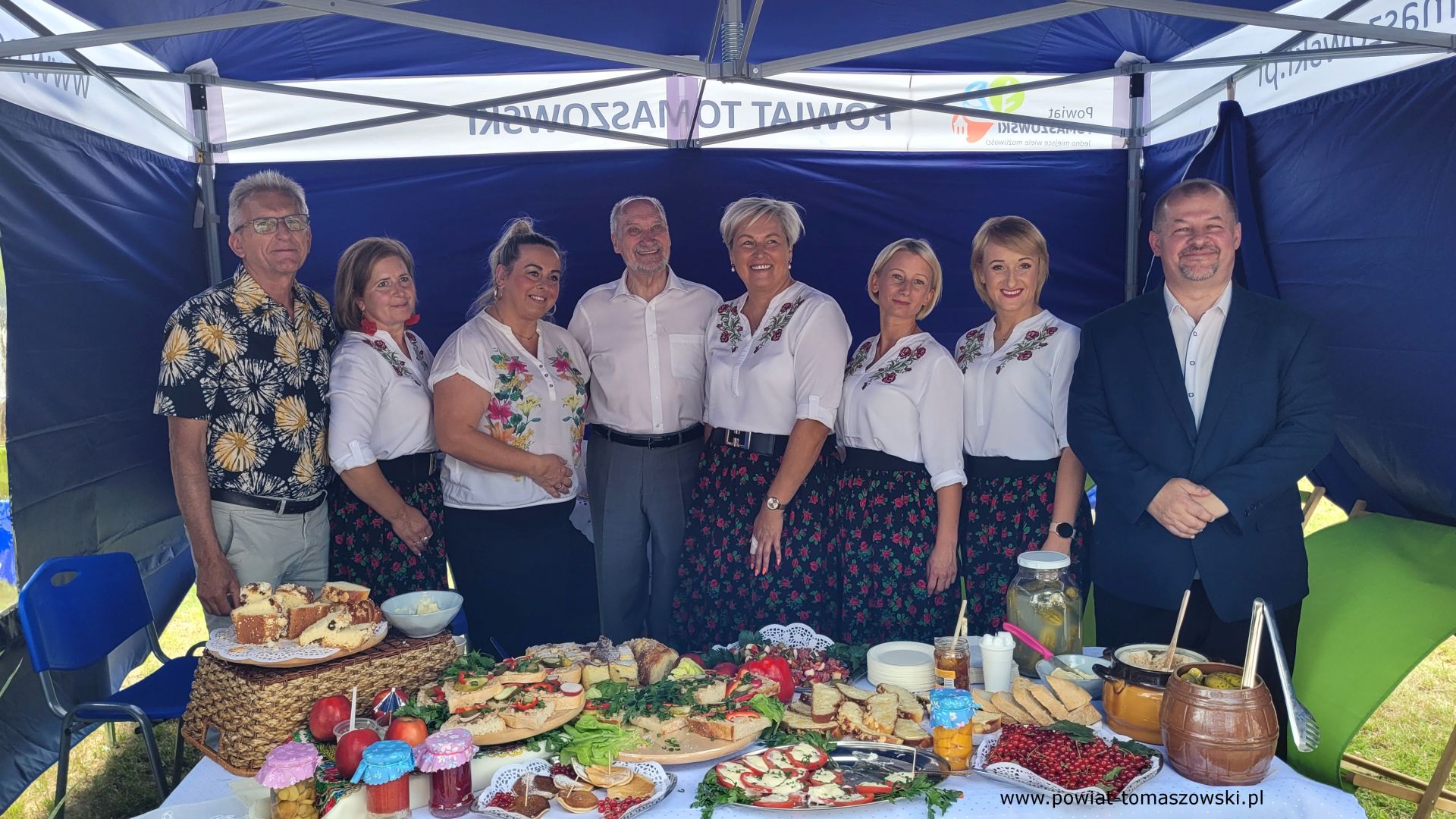 Na zdjęciu: uczestnicy Pikniku rodzinnego 800 plus, kt&oacute;ry odbył się w&nbsp;niedzielę, 23 lipca 2023 roku, na&nbsp;przystani nad Pilicą w&nbsp;Tomaszowie Mazowieckim,