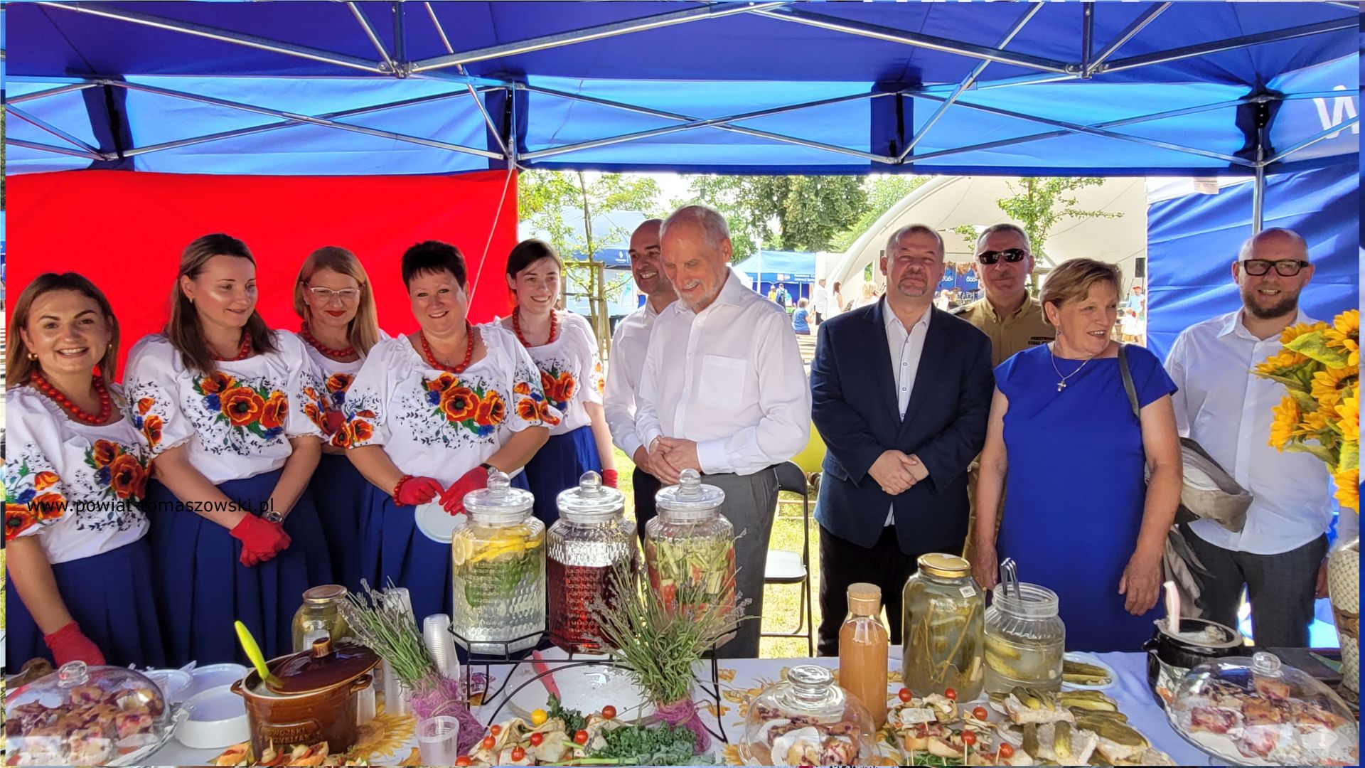 Na zdjęciu: uczestnicy Pikniku rodzinnego 800 plus, kt&oacute;ry odbył się w&nbsp;niedzielę, 23 lipca 2023 roku, na&nbsp;przystani nad Pilicą w&nbsp;Tomaszowie Mazowieckim,