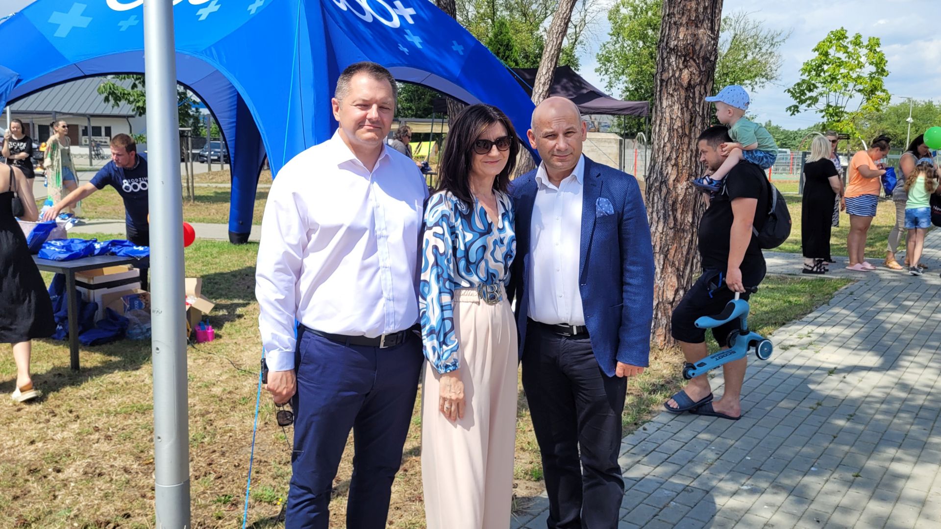 Na zdjęciu: uczestnicy Pikniku rodzinnego 800 plus, kt&oacute;ry odbył się w&nbsp;niedzielę, 23 lipca 2023 roku, na&nbsp;przystani nad Pilicą w&nbsp;Tomaszowie Mazowieckim,