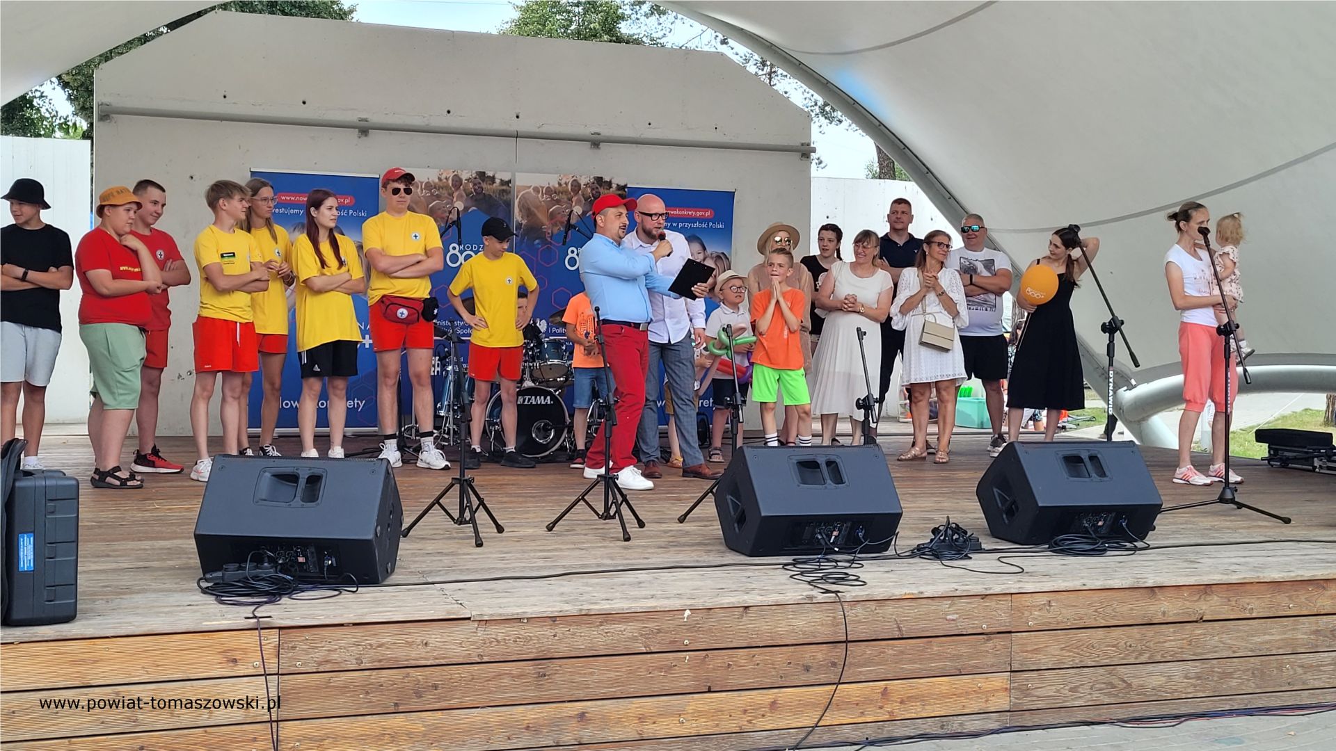 Na zdjęciu: uczestnicy Pikniku rodzinnego 800 plus, kt&oacute;ry odbył się w&nbsp;niedzielę, 23 lipca 2023 roku, na&nbsp;przystani nad Pilicą w&nbsp;Tomaszowie Mazowieckim,