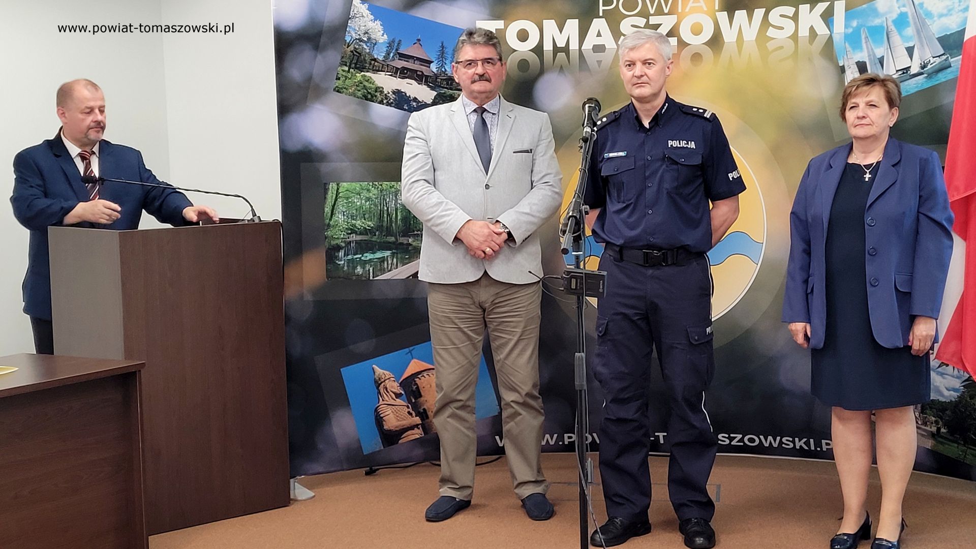 Na zdjęciu: uczestnicy uroczystości, podczas kt&oacute;rej podpisana została umowa pomiędzy Starostwem Powiatowym w&nbsp;Tomaszowie Mazowieckim i&nbsp;Komendą Powiatową Policji w&nbsp;Tomaszowie Mazowieckim na&nbsp;ponadnormatywną służbę policjant&oacute;w na&nbsp;terenie powiatu tomaszowskiego w&nbsp;okresie letnim, kt&oacute;ra odbyła się w&nbsp;czwartek, 1 czerwca 2023 roku, w&nbsp;sali konferencyjnej w&nbsp;Starostwie Powiatowym w&nbsp;Tomaszowie Mazowieckim