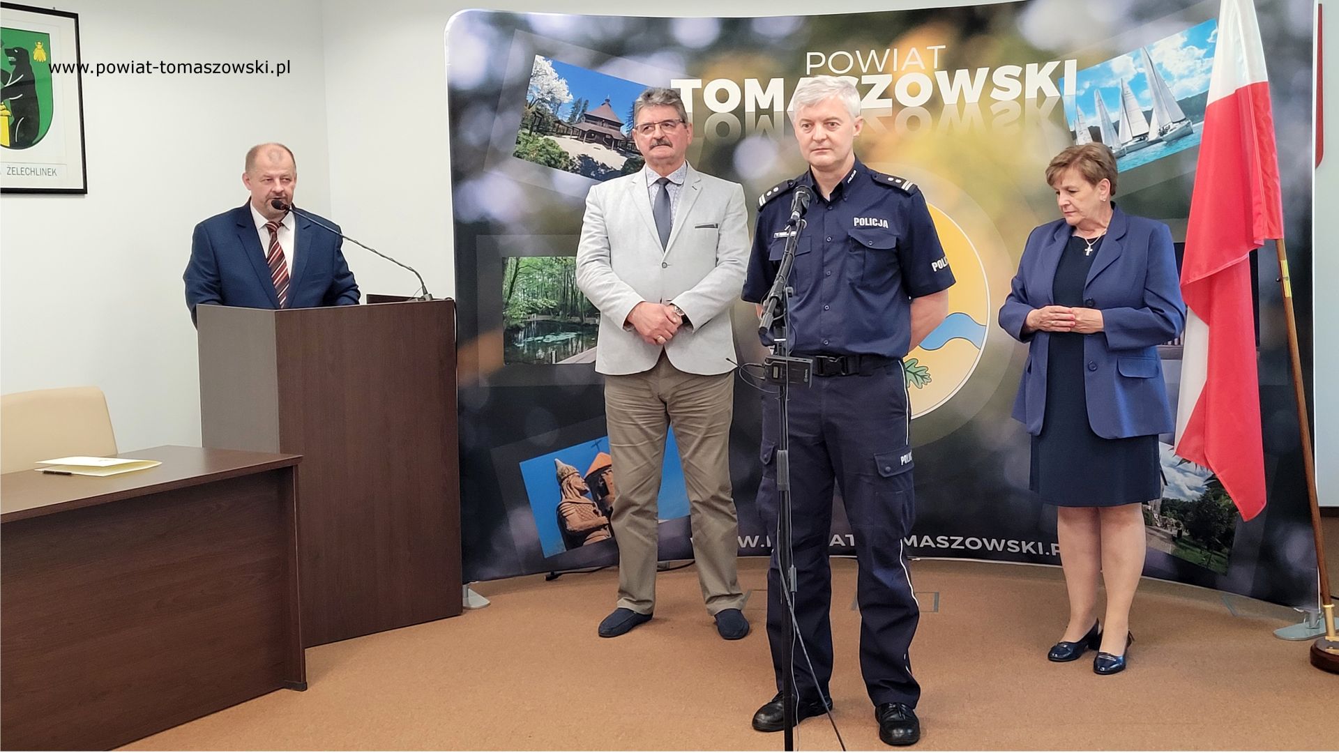 Na zdjęciu: uczestnicy uroczystości, podczas kt&oacute;rej podpisana została umowa pomiędzy Starostwem Powiatowym w&nbsp;Tomaszowie Mazowieckim i&nbsp;Komendą Powiatową Policji w&nbsp;Tomaszowie Mazowieckim na&nbsp;ponadnormatywną służbę policjant&oacute;w na&nbsp;terenie powiatu tomaszowskiego w&nbsp;okresie letnim, kt&oacute;ra odbyła się w&nbsp;czwartek, 1 czerwca 2023 roku, w&nbsp;sali konferencyjnej w&nbsp;Starostwie Powiatowym w&nbsp;Tomaszowie Mazowieckim