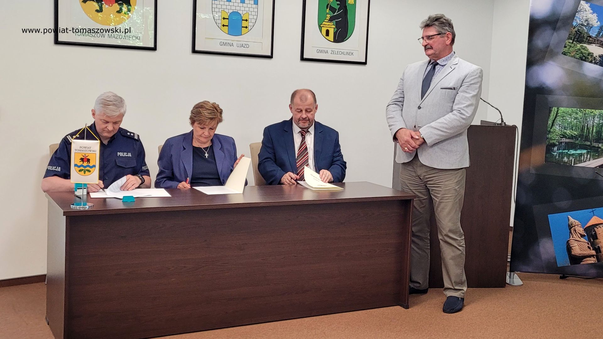 Na zdjęciu: uczestnicy uroczystości, podczas kt&oacute;rej podpisana została umowa pomiędzy Starostwem Powiatowym w&nbsp;Tomaszowie Mazowieckim i&nbsp;Komendą Powiatową Policji w&nbsp;Tomaszowie Mazowieckim na&nbsp;ponadnormatywną służbę policjant&oacute;w na&nbsp;terenie powiatu tomaszowskiego w&nbsp;okresie letnim, kt&oacute;ra odbyła się w&nbsp;czwartek, 1 czerwca 2023 roku, w&nbsp;sali konferencyjnej w&nbsp;Starostwie Powiatowym w&nbsp;Tomaszowie Mazowieckim