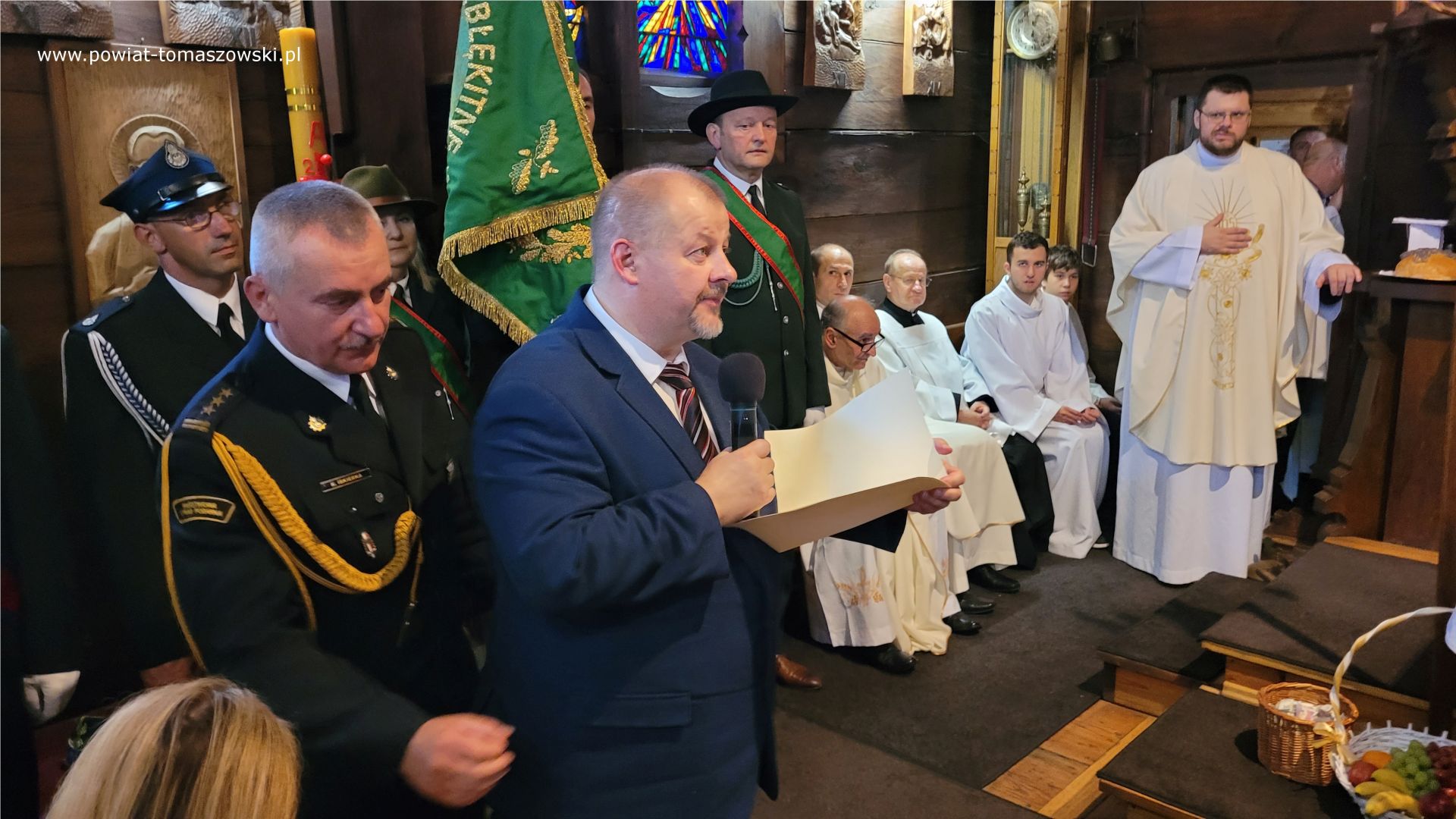 Na zdjęciu: uczestnicy mszy świętej w&nbsp;kościele parafialnym Najświętszej Maryi Panny Kr&oacute;lowej Korony Polski w&nbsp;Spale, odprawionej w&nbsp;niedzielę, 30 lipca 2023 roku, w&nbsp;stulecie istnienia kościoła