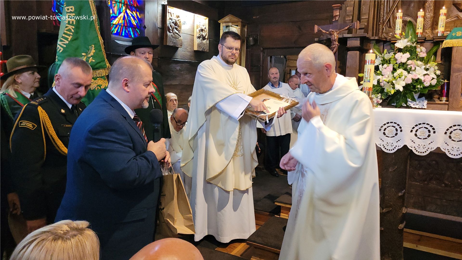 Na zdjęciu: uczestnicy mszy świętej w&nbsp;kościele parafialnym Najświętszej Maryi Panny Kr&oacute;lowej Korony Polski w&nbsp;Spale, odprawionej w&nbsp;niedzielę, 30 lipca 2023 roku, w&nbsp;stulecie istnienia kościoła
