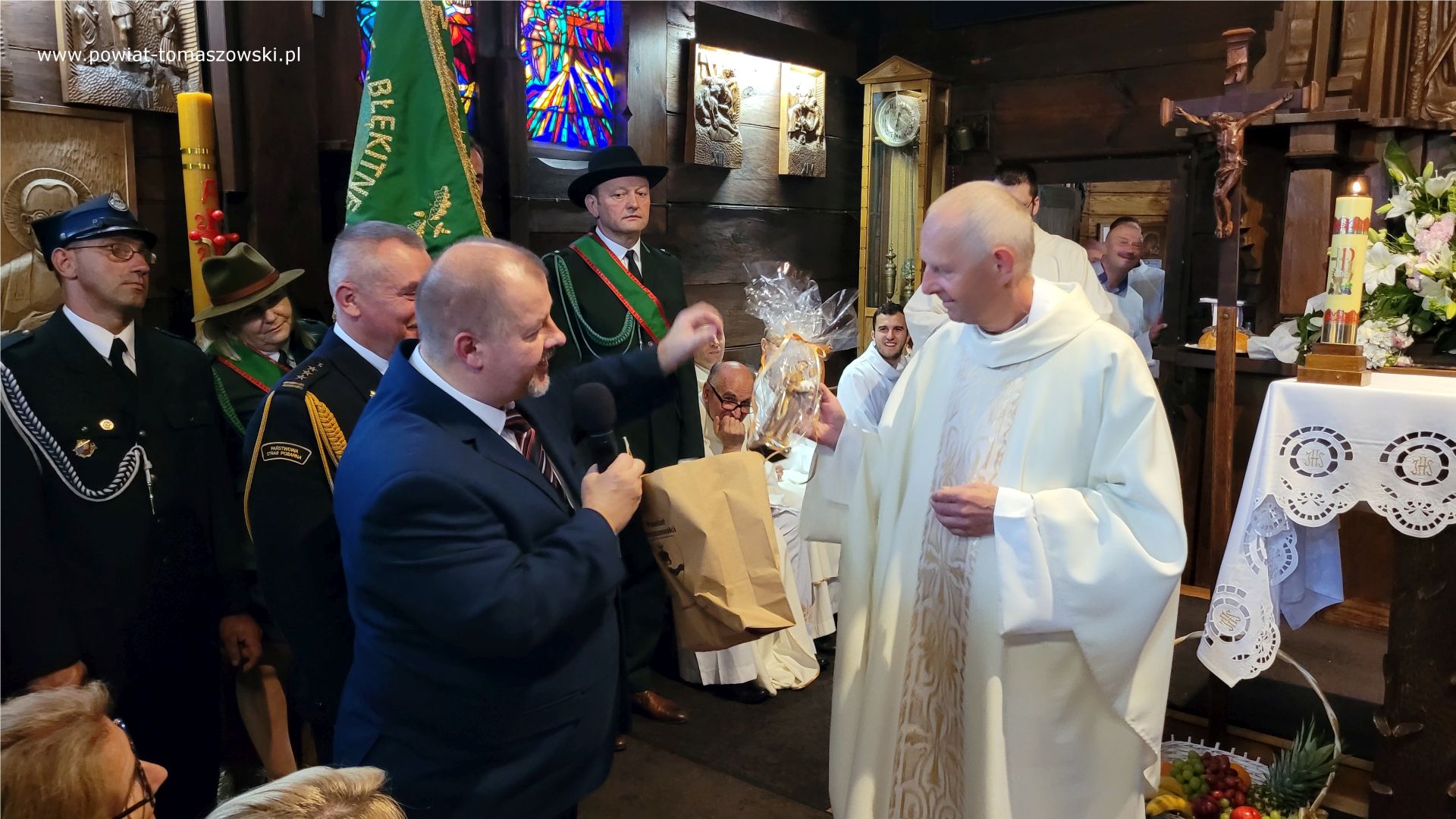 Na zdjęciu: uczestnicy mszy świętej w&nbsp;kościele parafialnym Najświętszej Maryi Panny Kr&oacute;lowej Korony Polski w&nbsp;Spale, odprawionej w&nbsp;niedzielę, 30 lipca 2023 roku, w&nbsp;stulecie istnienia kościoła