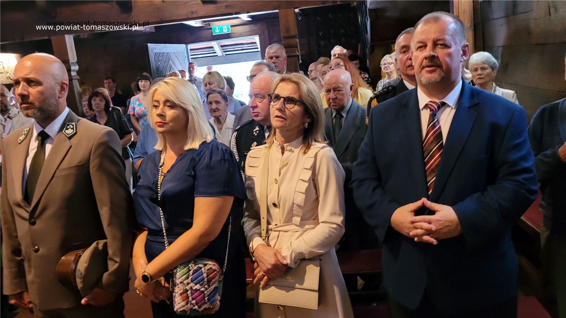 Na zdjęciu: uczestnicy mszy świętej w&nbsp;kościele parafialnym Najświętszej Maryi Panny Kr&oacute;lowej Korony Polski w&nbsp;Spale, odprawionej w&nbsp;niedzielę, 30 lipca 2023 roku, w&nbsp;stulecie istnienia kościoła