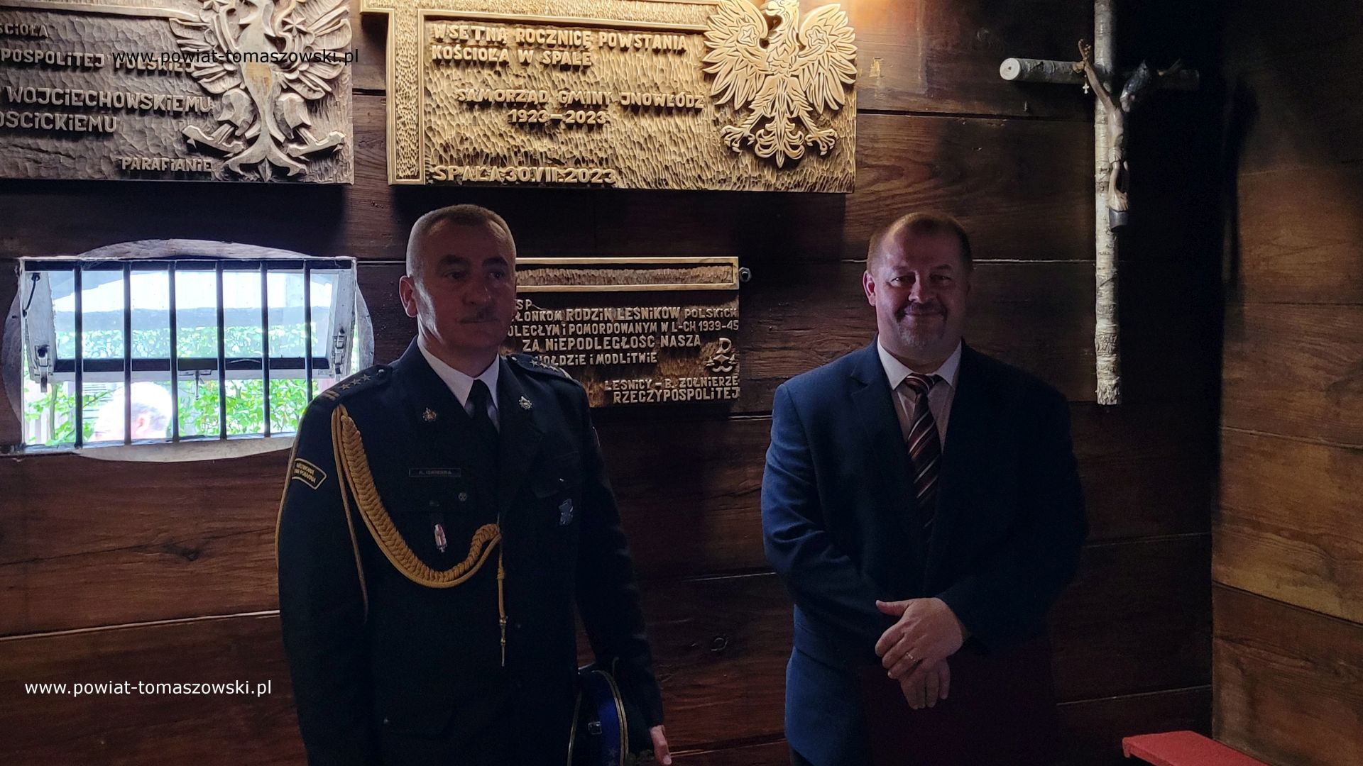 Na zdjęciu: uczestnicy mszy świętej w&nbsp;kościele parafialnym Najświętszej Maryi Panny Kr&oacute;lowej Korony Polski w&nbsp;Spale, odprawionej w&nbsp;niedzielę, 30 lipca 2023 roku, w&nbsp;stulecie istnienia kościoła