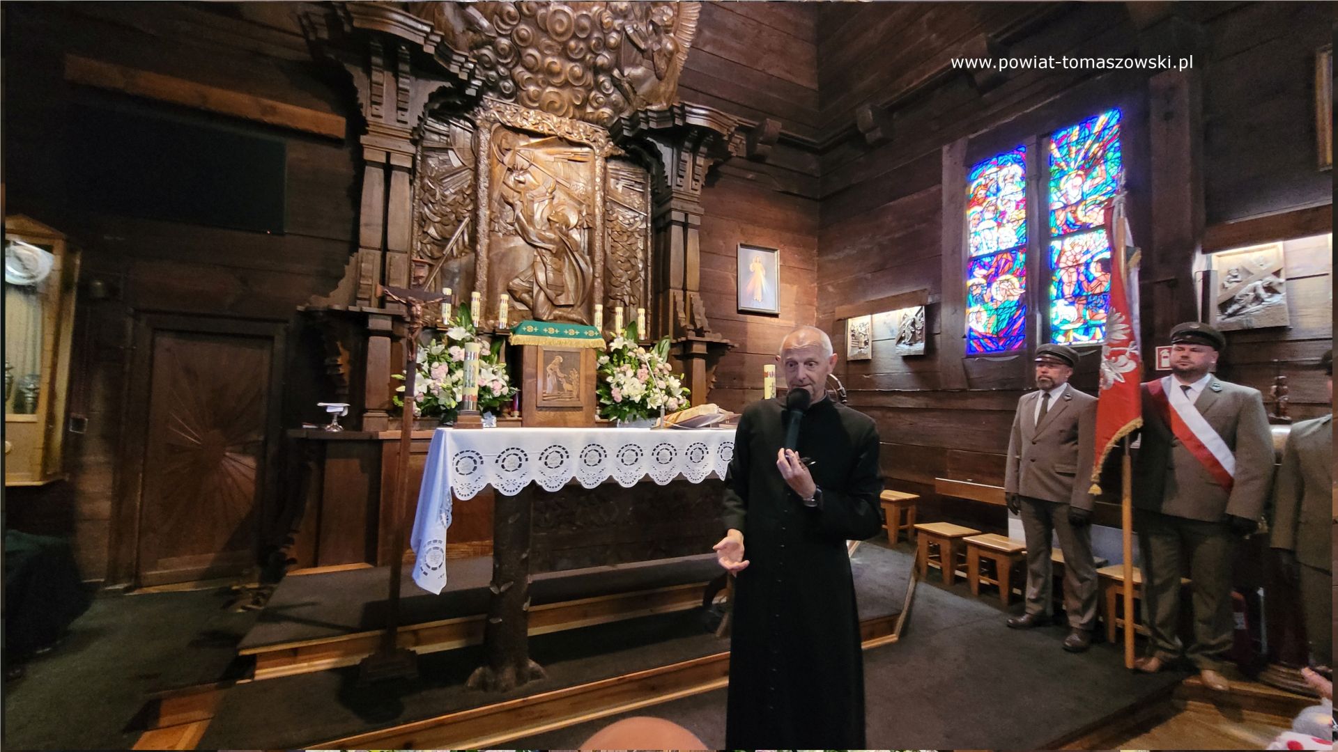 Na zdjęciu: uczestnicy mszy świętej w&nbsp;kościele parafialnym Najświętszej Maryi Panny Kr&oacute;lowej Korony Polski w&nbsp;Spale, odprawionej w&nbsp;niedzielę, 30 lipca 2023 roku, w&nbsp;stulecie istnienia kościoła