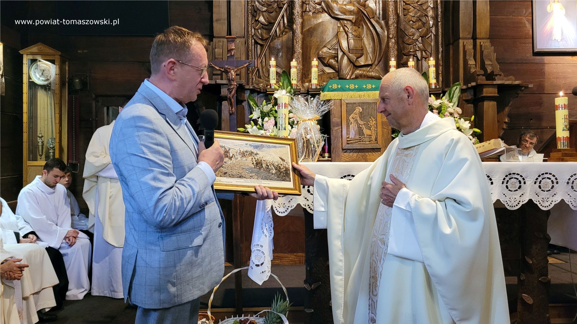 Na zdjęciu: uczestnicy mszy świętej w&nbsp;kościele parafialnym Najświętszej Maryi Panny Kr&oacute;lowej Korony Polski w&nbsp;Spale, odprawionej w&nbsp;niedzielę, 30 lipca 2023 roku, w&nbsp;stulecie istnienia kościoła