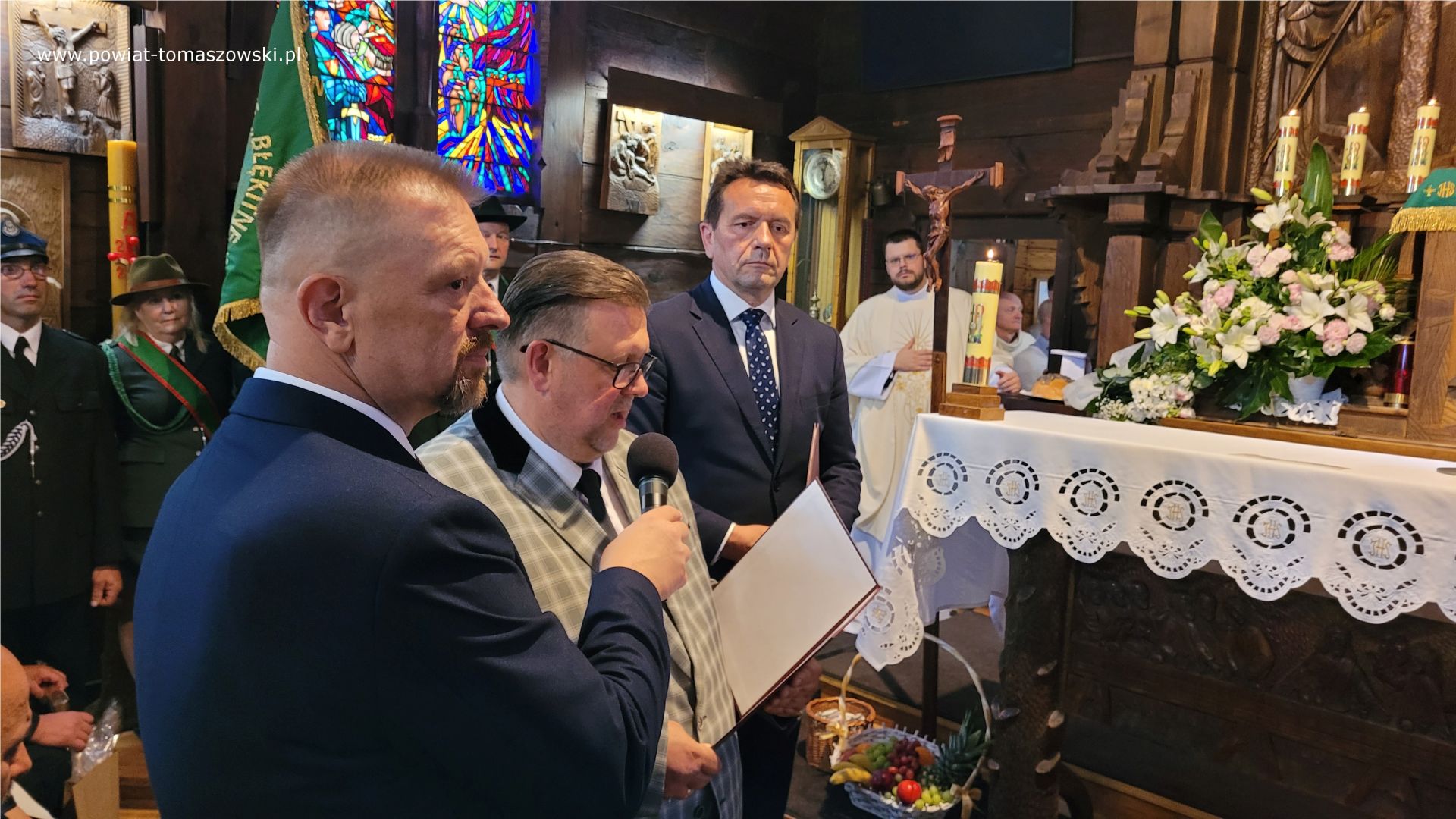 Na zdjęciu: uczestnicy mszy świętej w&nbsp;kościele parafialnym Najświętszej Maryi Panny Kr&oacute;lowej Korony Polski w&nbsp;Spale, odprawionej w&nbsp;niedzielę, 30 lipca 2023 roku, w&nbsp;stulecie istnienia kościoła