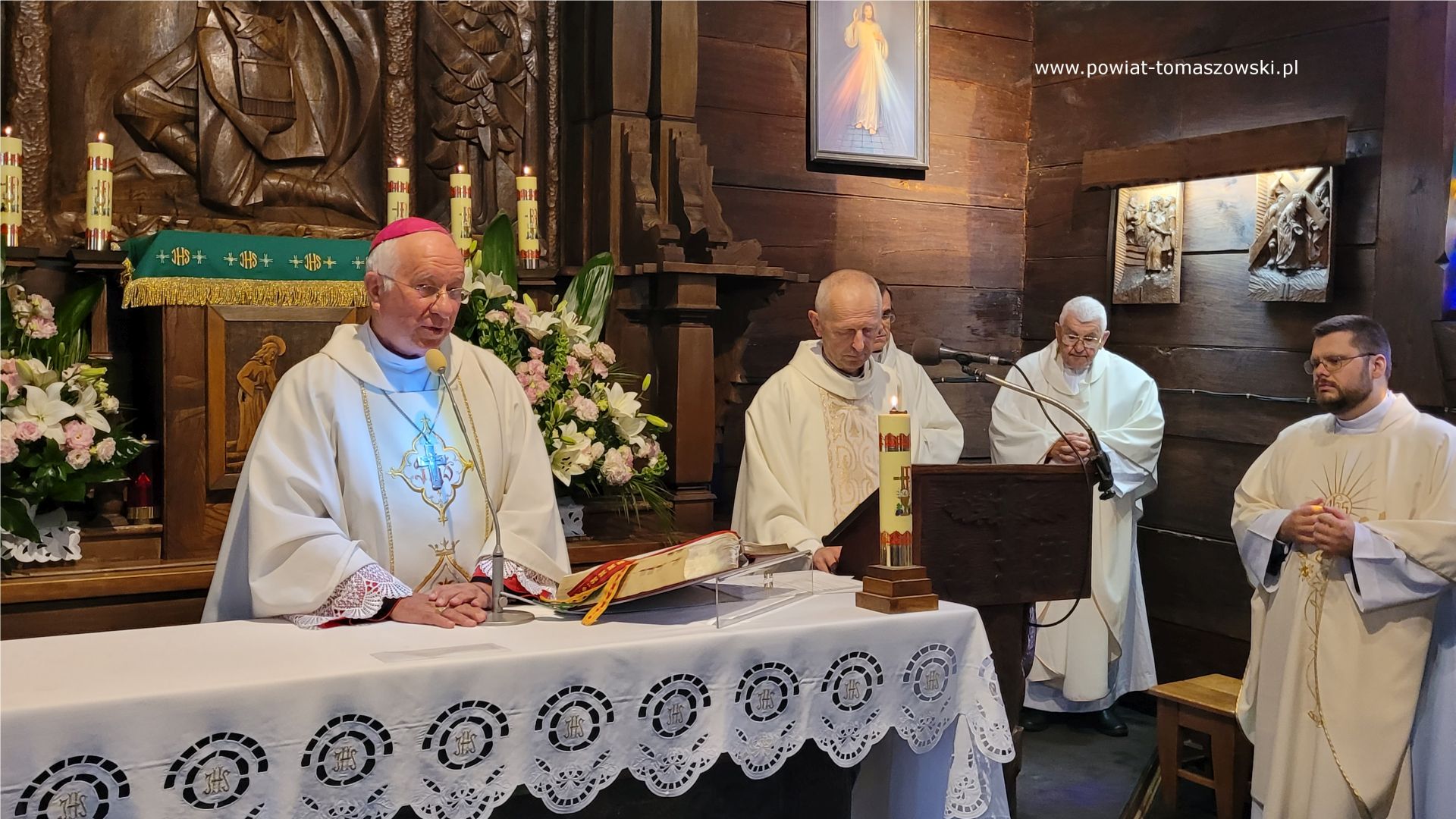 Na zdjęciu: uczestnicy mszy świętej w&nbsp;kościele parafialnym Najświętszej Maryi Panny Kr&oacute;lowej Korony Polski w&nbsp;Spale, odprawionej w&nbsp;niedzielę, 30 lipca 2023 roku, w&nbsp;stulecie istnienia kościoła
