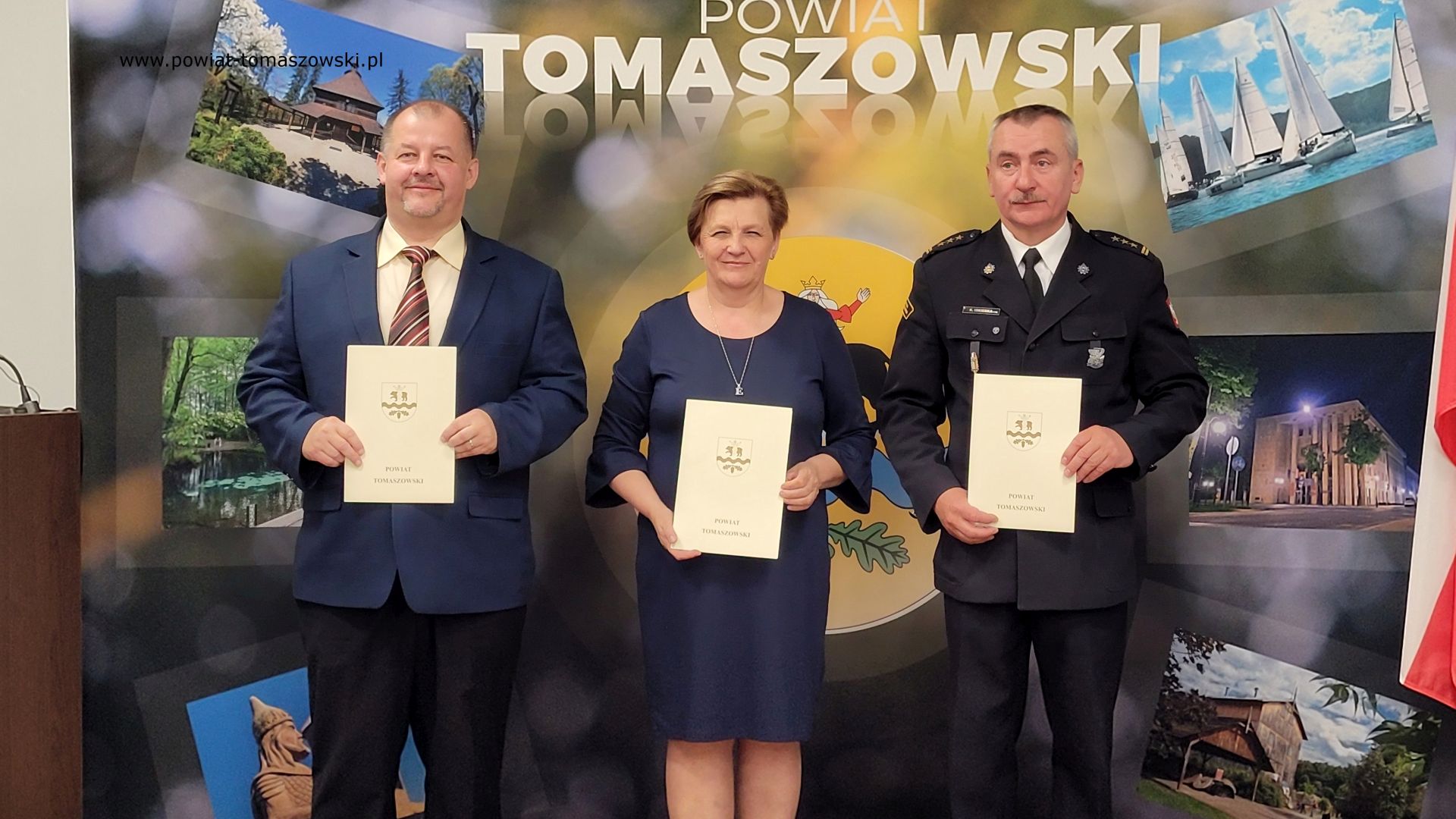 Na zdjęciu: uczestnicy konferencji prasowej, podczas kt&oacute;rej podpisane zostało porozumienie na&nbsp;dotację dla Komendy Powiatowej Państwowej Straży Pożarnej w&nbsp;Tomaszowie Mazowieckim, kt&oacute;ra odbyła się w&nbsp;poniedziałek, 5 czerwca 2023 roku, w&nbsp;sali konferencyjnej Starostwa Powiatowego w&nbsp;Tomaszowie Mazowieckim