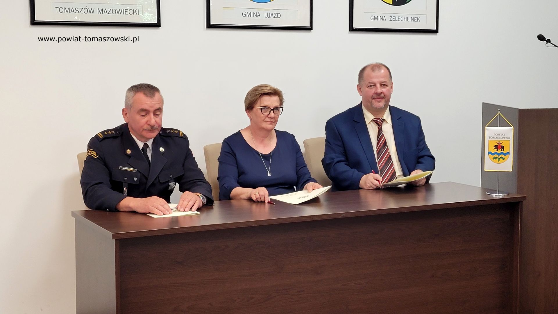 Na zdjęciu: uczestnicy konferencji prasowej, podczas kt&oacute;rej podpisane zostało porozumienie na&nbsp;dotację dla Komendy Powiatowej Państwowej Straży Pożarnej w&nbsp;Tomaszowie Mazowieckim, kt&oacute;ra odbyła się w&nbsp;poniedziałek, 5 czerwca 2023 roku, w&nbsp;sali konferencyjnej Starostwa Powiatowego w&nbsp;Tomaszowie Mazowieckim