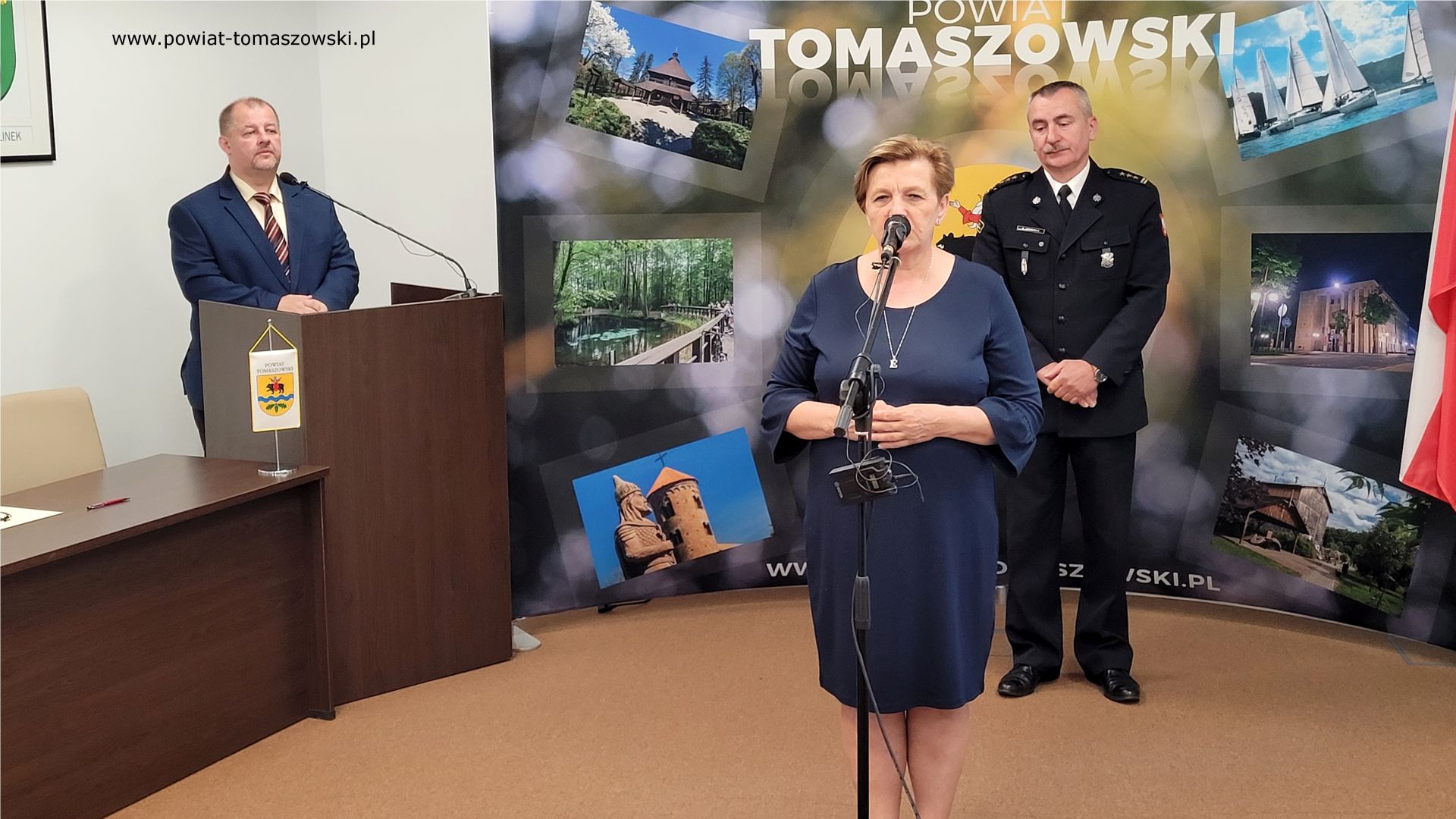 Na zdjęciu: uczestnicy konferencji prasowej, podczas kt&oacute;rej podpisane zostało porozumienie na&nbsp;dotację dla Komendy Powiatowej Państwowej Straży Pożarnej w&nbsp;Tomaszowie Mazowieckim, kt&oacute;ra odbyła się w&nbsp;poniedziałek, 5 czerwca 2023 roku, w&nbsp;sali konferencyjnej Starostwa Powiatowego w&nbsp;Tomaszowie Mazowieckim