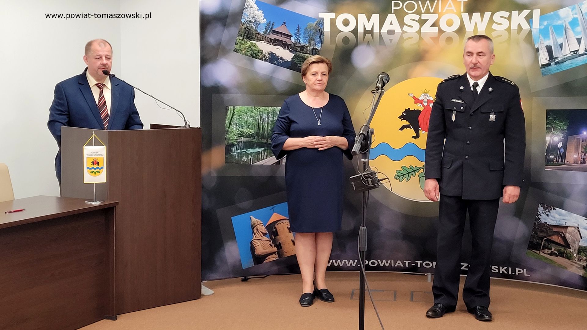 Na zdjęciu: uczestnicy konferencji prasowej, podczas kt&oacute;rej podpisane zostało porozumienie na&nbsp;dotację dla Komendy Powiatowej Państwowej Straży Pożarnej w&nbsp;Tomaszowie Mazowieckim, kt&oacute;ra odbyła się w&nbsp;poniedziałek, 5 czerwca 2023 roku, w&nbsp;sali konferencyjnej Starostwa Powiatowego w&nbsp;Tomaszowie Mazowieckim