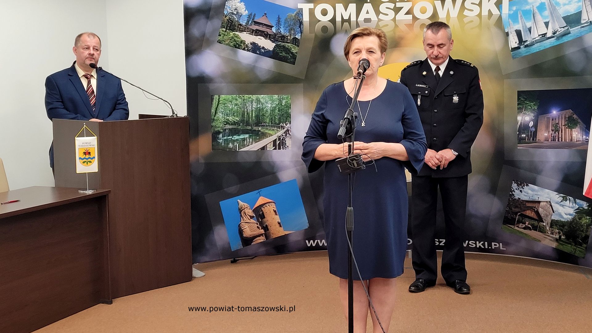 Na zdjęciu: uczestnicy konferencji prasowej, podczas kt&oacute;rej podpisane zostało porozumienie na&nbsp;dotację dla Komendy Powiatowej Państwowej Straży Pożarnej w&nbsp;Tomaszowie Mazowieckim, kt&oacute;ra odbyła się w&nbsp;poniedziałek, 5 czerwca 2023 roku, w&nbsp;sali konferencyjnej Starostwa Powiatowego w&nbsp;Tomaszowie Mazowieckim