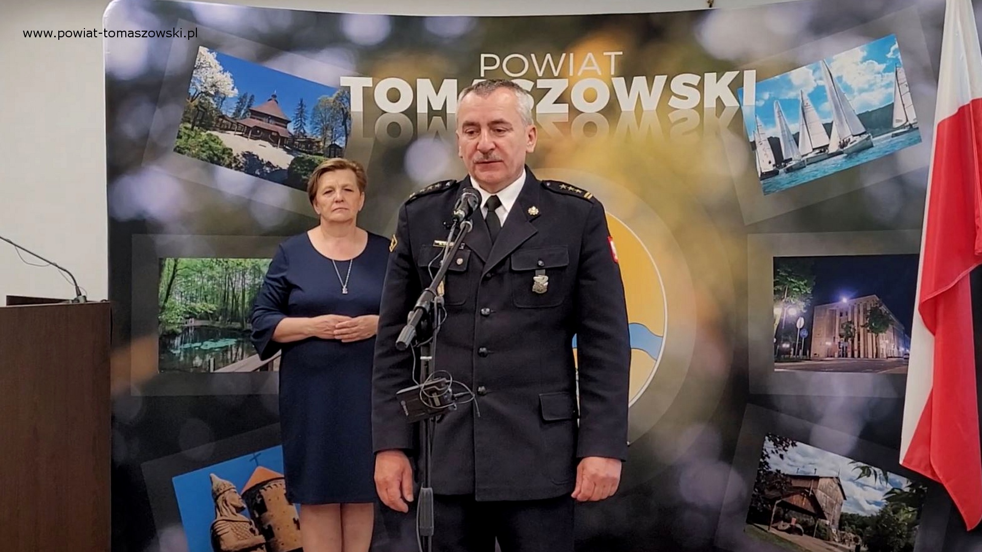 Na zdjęciu: uczestnicy konferencji prasowej, podczas kt&oacute;rej podpisane zostało porozumienie na&nbsp;dotację dla Komendy Powiatowej Państwowej Straży Pożarnej w&nbsp;Tomaszowie Mazowieckim, kt&oacute;ra odbyła się w&nbsp;poniedziałek, 5 czerwca 2023 roku, w&nbsp;sali konferencyjnej Starostwa Powiatowego w&nbsp;Tomaszowie Mazowieckim