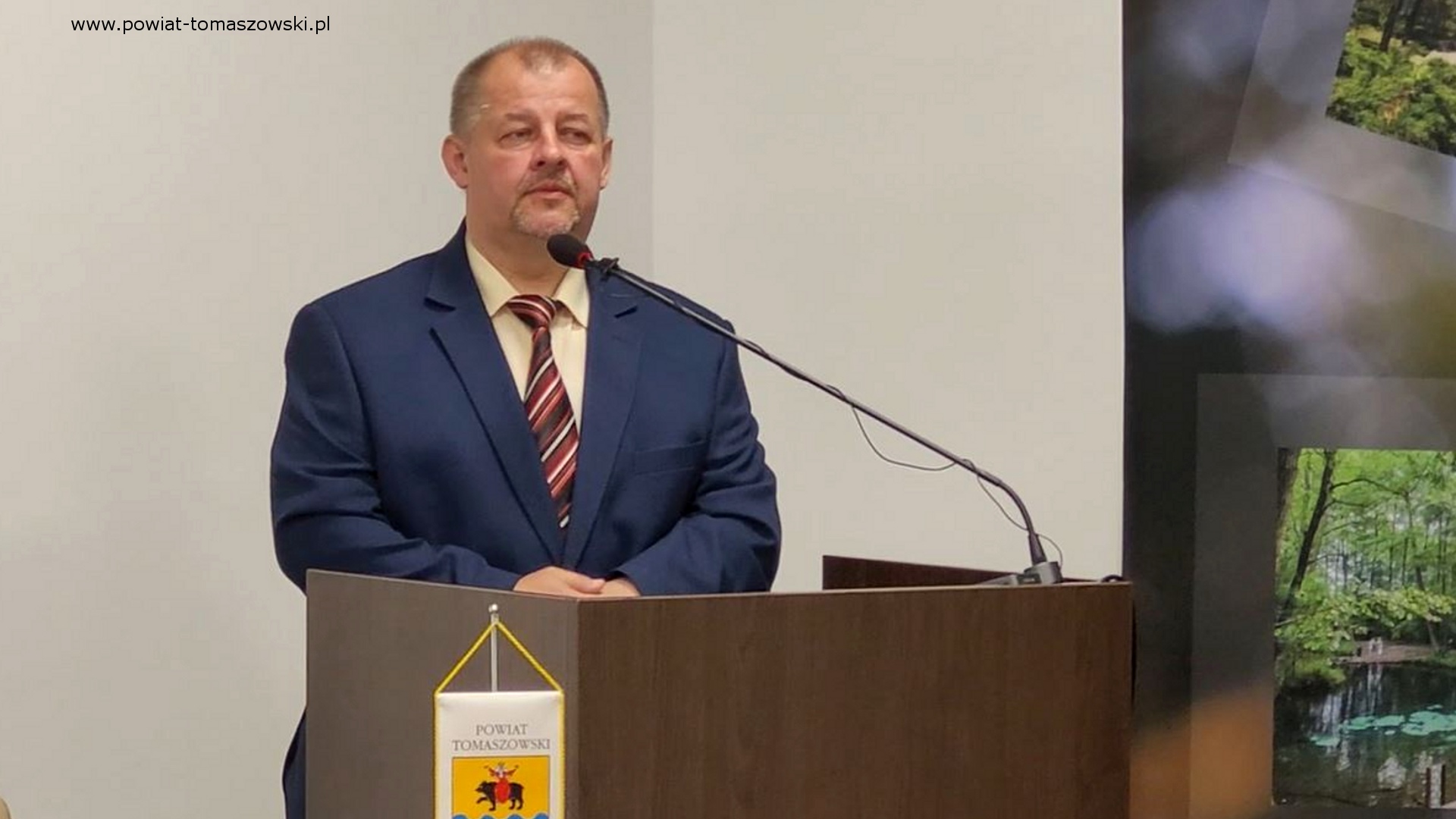 Na zdjęciu: Mariusz Węgrzynowski &ndash; Starosta Powiatu Tomaszowskiego, na&nbsp;konferencji prasowej, podczas kt&oacute;rej podpisane zostało porozumienie na&nbsp;dotację dla Komendy Powiatowej Państwowej Straży Pożarnej w&nbsp;Tomaszowie Mazowieckim, kt&oacute;ra odbyła się w&nbsp;poniedziałek, 5 czerwca 2023 roku, w&nbsp;sali konferencyjnej Starostwa Powiatowego w&nbsp;Tomaszowie Mazowieckim