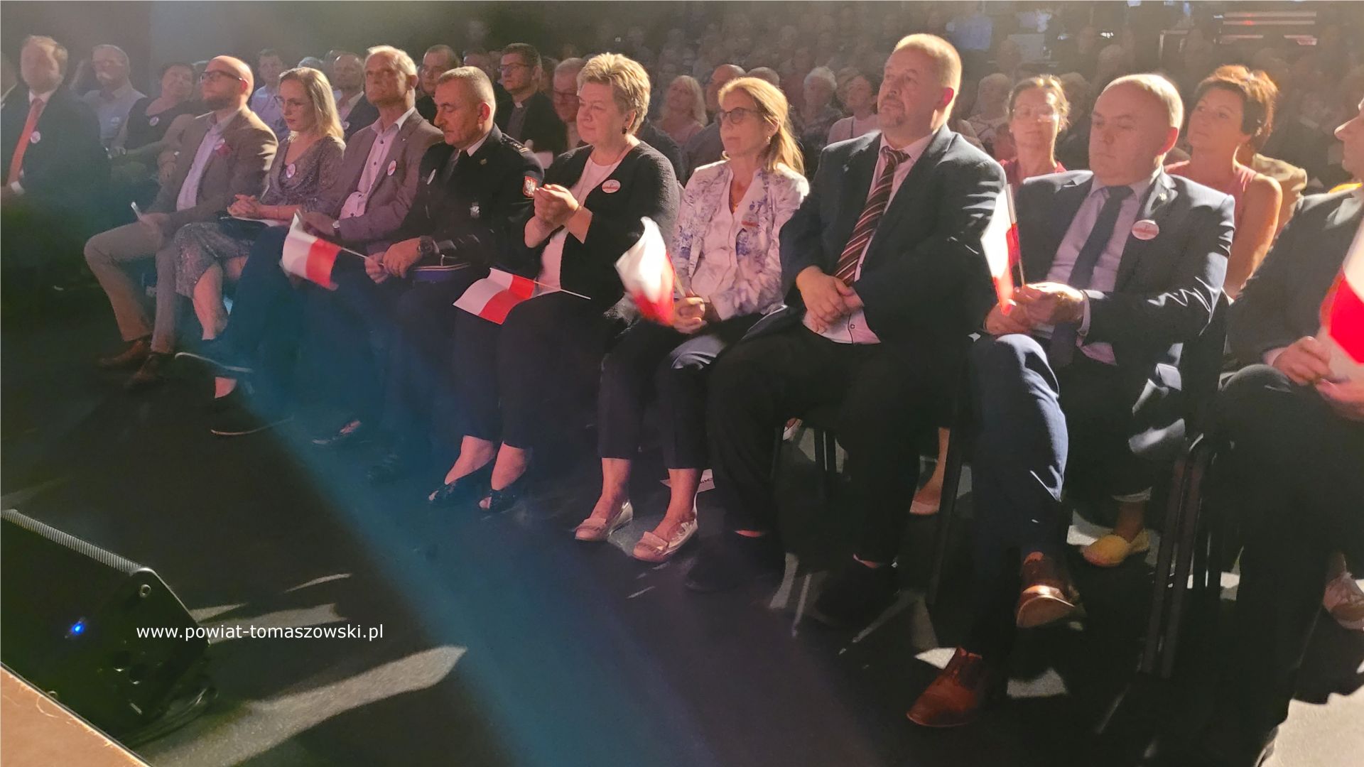 Na zdjęciu: uczestnicy koncertu &bdquo;Tęsknota&rdquo;, kt&oacute;ry odbył się we wtorek, 1 sierpnia 2023 roku, w&nbsp;79. rocznicę wybuchu powstania warszawskiego, w&nbsp;Powiatowym Centrum Animacji Społecznej w&nbsp;Tomaszowie Mazowieckim