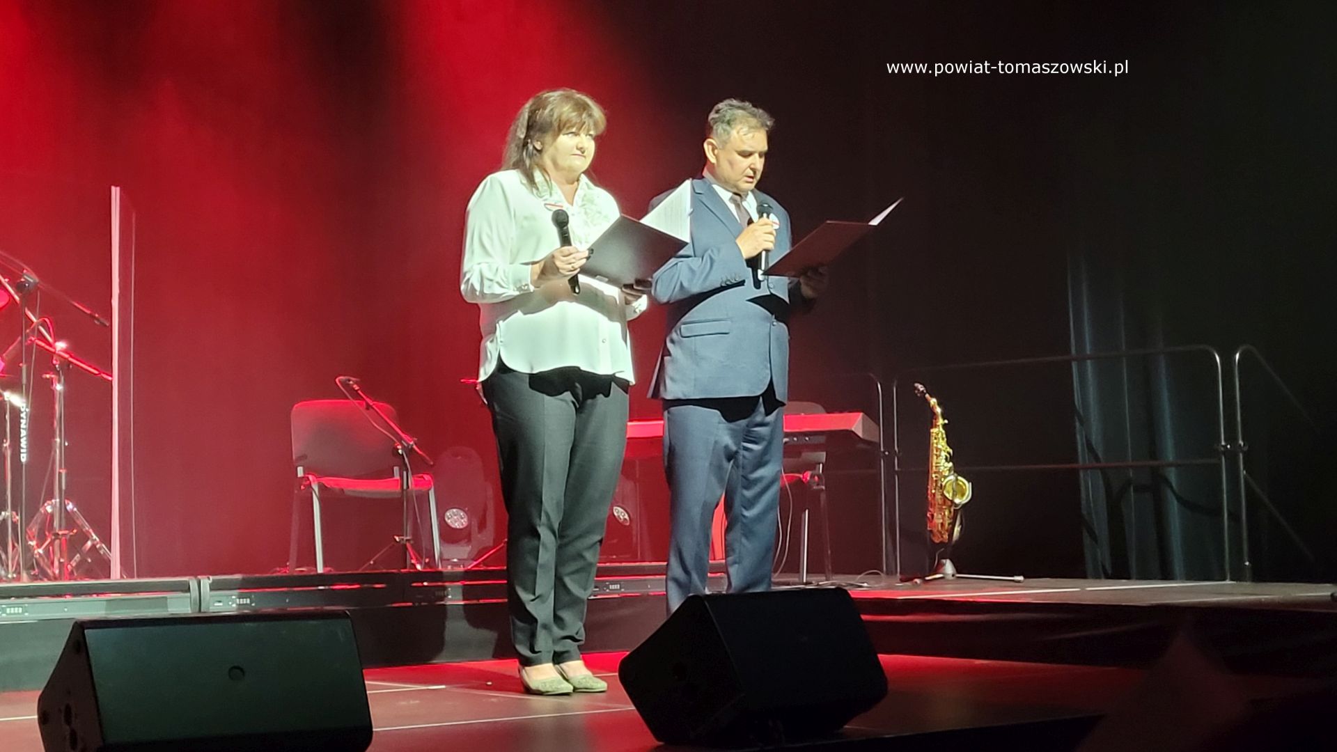 Na zdjęciu: uczestnicy koncertu &bdquo;Tęsknota&rdquo;, kt&oacute;ry odbył się we wtorek, 1 sierpnia 2023 roku, w&nbsp;79. rocznicę wybuchu powstania warszawskiego, w&nbsp;Powiatowym Centrum Animacji Społecznej w&nbsp;Tomaszowie Mazowieckim