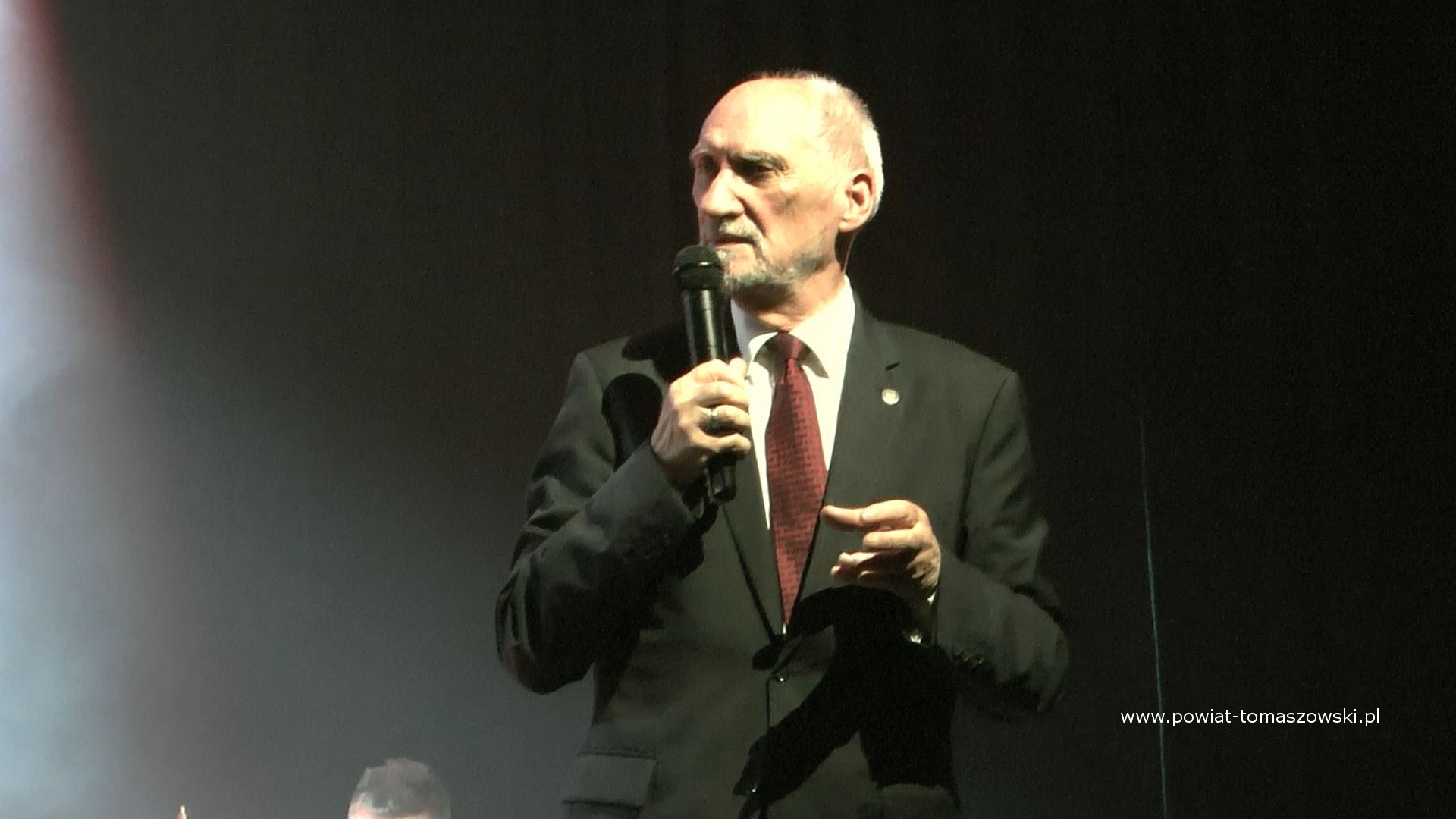 Na zdjęciu: Antoni Macierewicz &ndash; Marszałek Senior IX kadencji Sejmu RP, podczas  koncertu &bdquo;Tęsknota&rdquo;, kt&oacute;ry odbył się we wtorek, 1 sierpnia 2023 roku, w&nbsp;79. rocznicę wybuchu powstania warszawskiego, w&nbsp;Powiatowym Centrum Animacji Społecznej w&nbsp;Tomaszowie Mazowieckim