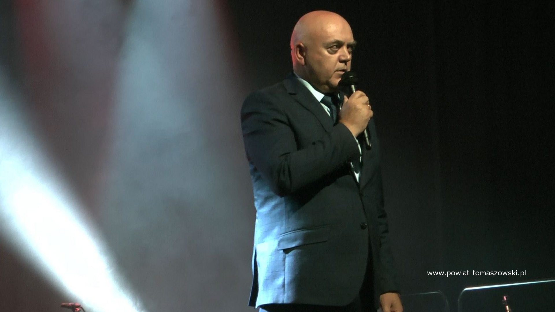Na zdjęciu: Janusz Ciesielski &ndash; radny Sejmiku Wojew&oacute;dztwa Ł&oacute;dzkiego, podczas  koncertu &bdquo;Tęsknota&rdquo;, kt&oacute;ry odbył się we wtorek, 1 sierpnia 2023 roku, w&nbsp;79. rocznicę wybuchu powstania warszawskiego, w&nbsp;Powiatowym Centrum Animacji Społecznej w&nbsp;Tomaszowie Mazowieckim