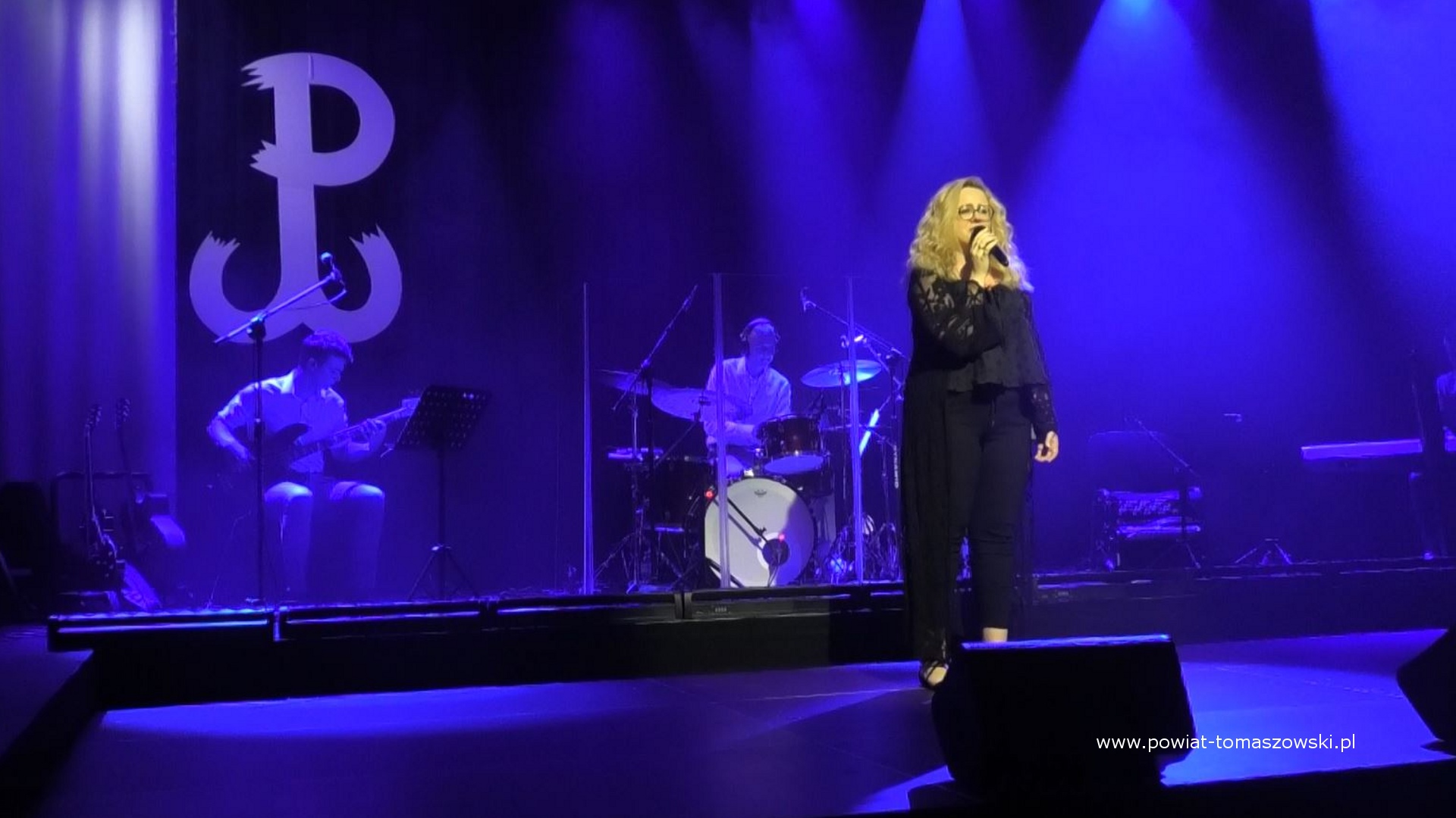 Na zdjęciu: uczestnicy koncertu &bdquo;Tęsknota&rdquo;, kt&oacute;ry odbył się we wtorek, 1 sierpnia 2023 roku, w&nbsp;79. rocznicę wybuchu powstania warszawskiego, w&nbsp;Powiatowym Centrum Animacji Społecznej w&nbsp;Tomaszowie Mazowieckim