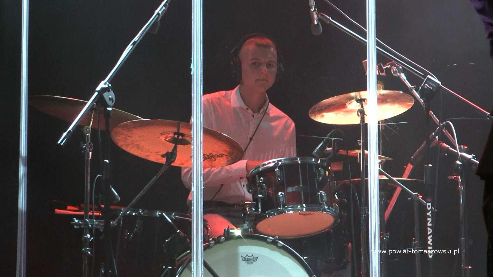 Na zdjęciu: uczestnicy koncertu &bdquo;Tęsknota&rdquo;, kt&oacute;ry odbył się we wtorek, 1 sierpnia 2023 roku, w&nbsp;79. rocznicę wybuchu powstania warszawskiego, w&nbsp;Powiatowym Centrum Animacji Społecznej w&nbsp;Tomaszowie Mazowieckim