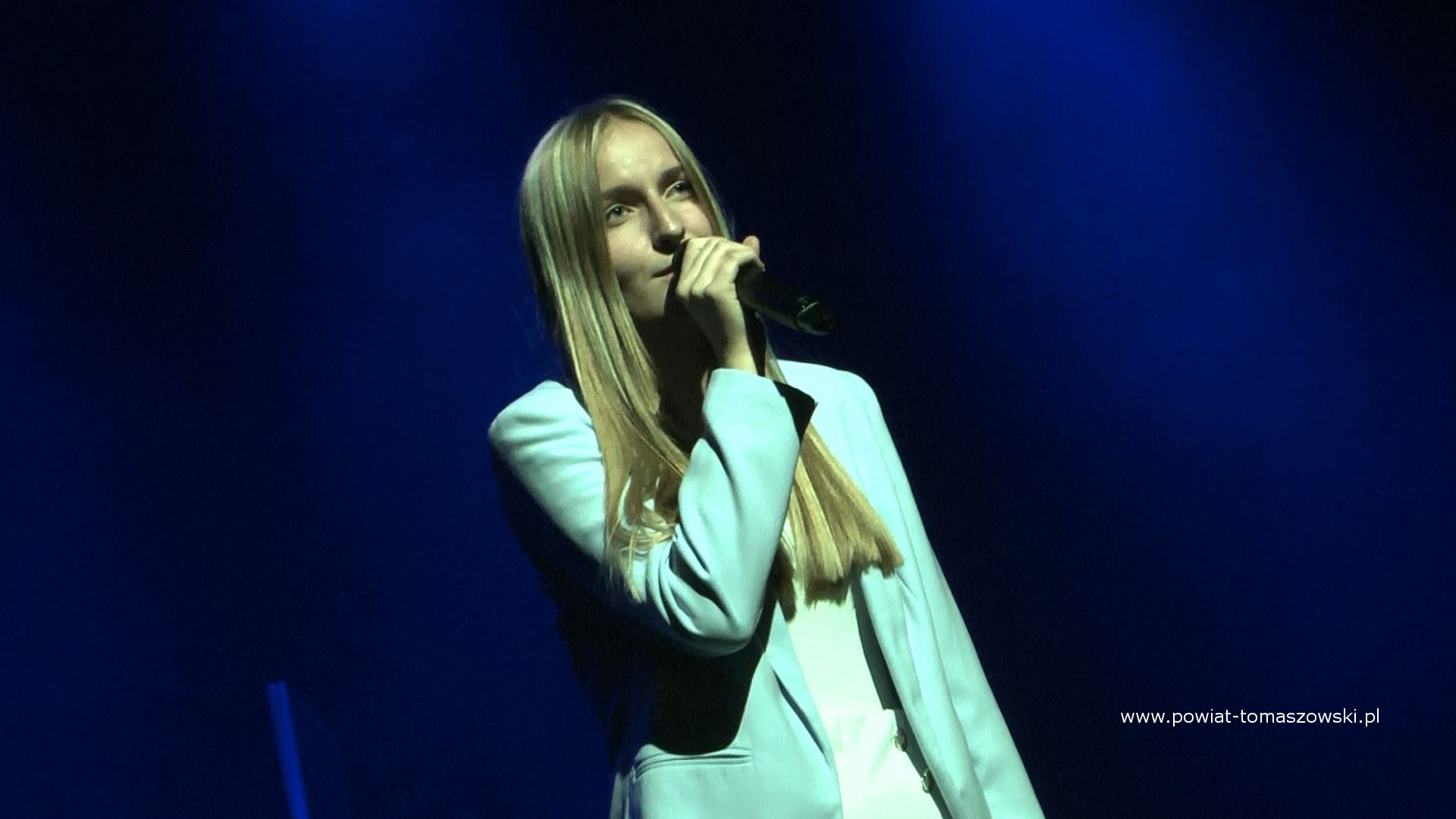 Na zdjęciu: uczestnicy koncertu &bdquo;Tęsknota&rdquo;, kt&oacute;ry odbył się we wtorek, 1 sierpnia 2023 roku, w&nbsp;79. rocznicę wybuchu powstania warszawskiego, w&nbsp;Powiatowym Centrum Animacji Społecznej w&nbsp;Tomaszowie Mazowieckim