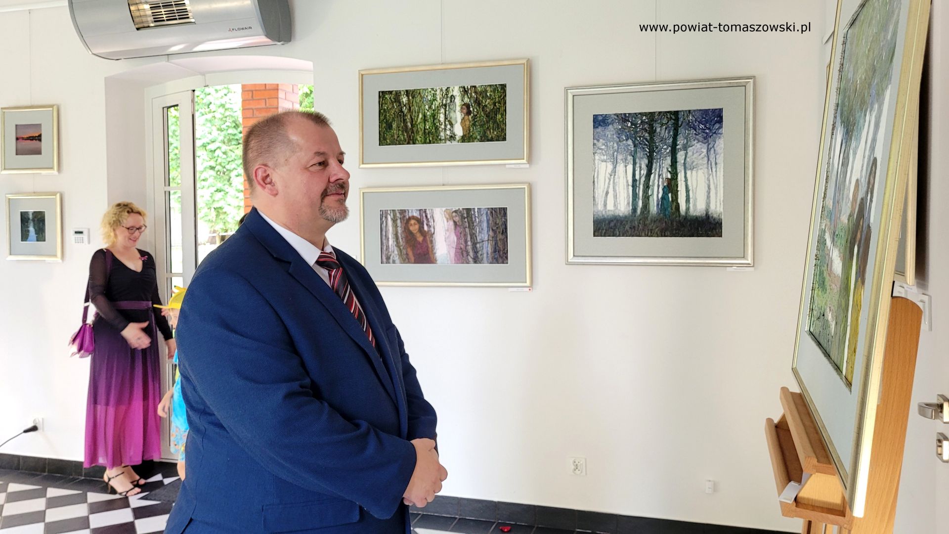 Na zdjęciu: Mariusz Węgrzynowski &ndash; Starosta Powiatu Tomaszowskiego, podczas wernisażu wystawy prac Martty Węg, kt&oacute;ry odbył się w&nbsp;niedzielę, 30 lipca 2023 roku, w&nbsp;Sołtys&oacute;wce w&nbsp;Spale