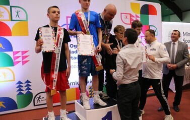 Dyrektor COS OPO w Spale wręcza medale