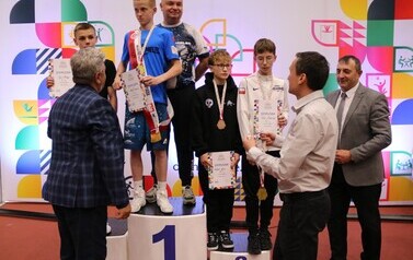 Starosta i Wicestarosta ze zwycięzcami na podium