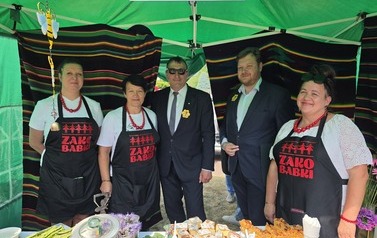 Koło gospodyń wiejskich na miodobraniu w Żelechlinku