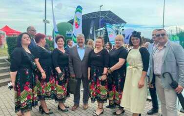 Przedstawiciele władz oraz uczestnicy podczas Lubocheńskiego Festiwalu Masła 