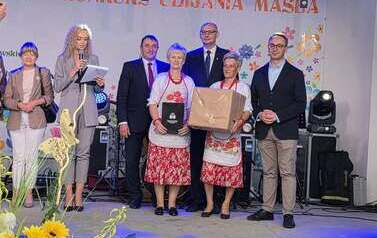 Wręczenie nagr&oacute;d laureatom podczas Lubocheńskiego Festiwalu Masła 