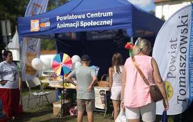 Stoisko promocyjne PCAS i Powiatu Tomaszowskiego podczas pikniku na pożegnanie lata w Smardzewicach