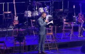 Prowadzący koncert z okazji Dnia Kobiet